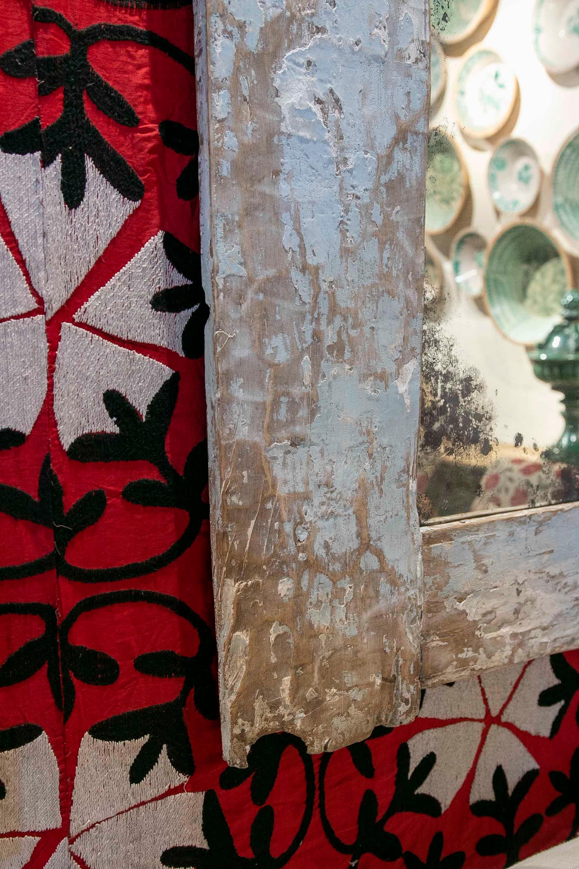 Pair of Rustic Polychromed Wooden Mirrors in Antique White Tones In Good Condition In Marbella, ES