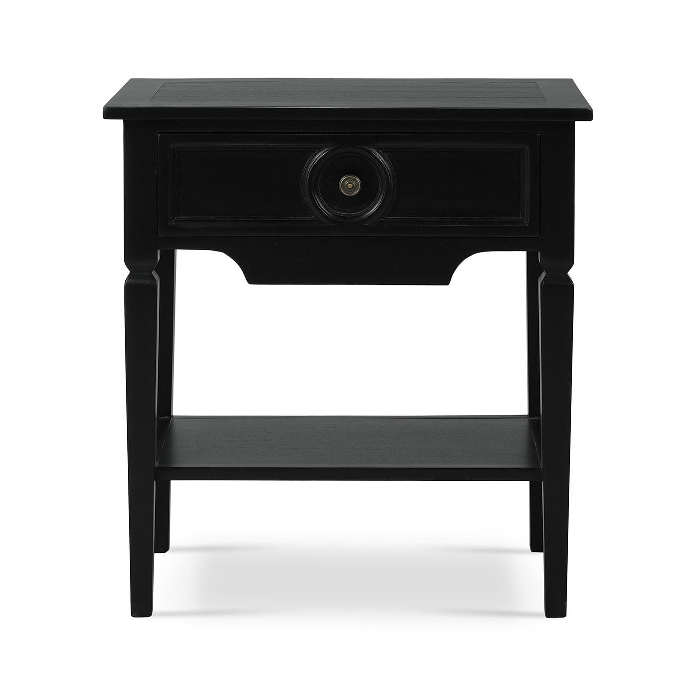 Cette pièce étonnante allie l'attrait rustique européen à la fonctionnalité pratique, ce qui en fait le complément idéal de tout espace. La finition Batavia Black et les éléments de design classiques créent une atmosphère confortable et accueillante