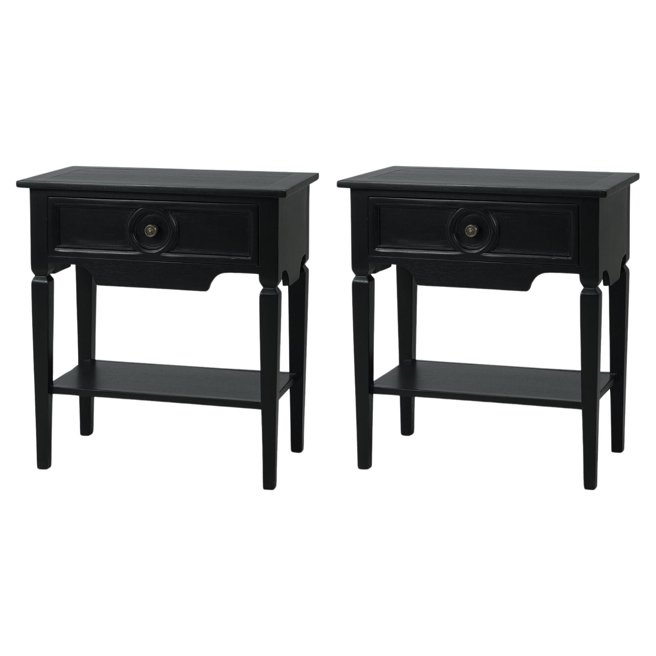 Paire de tables d'appoint rectangulaires rustiques peintes en noir