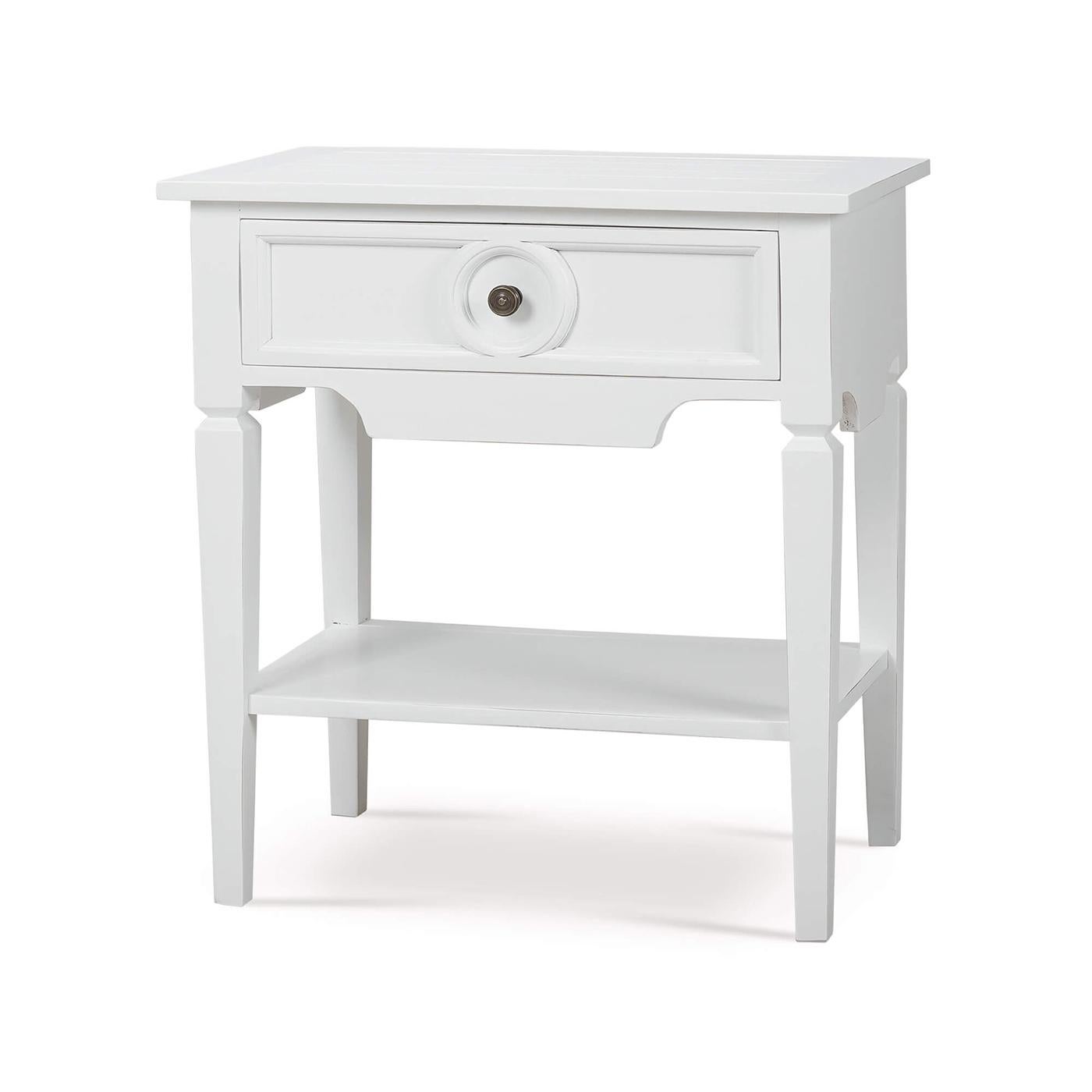 Provincial français Paire de tables d'appoint rectangulaires rustiques peintes en blanc en vente