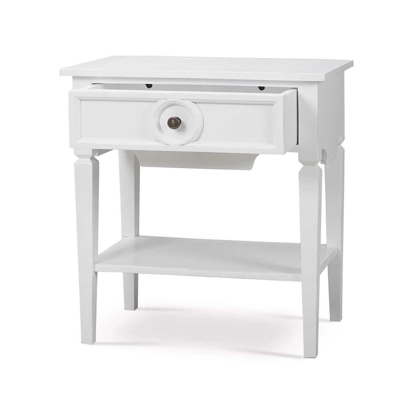 Indonésien Paire de tables d'appoint rectangulaires rustiques peintes en blanc en vente