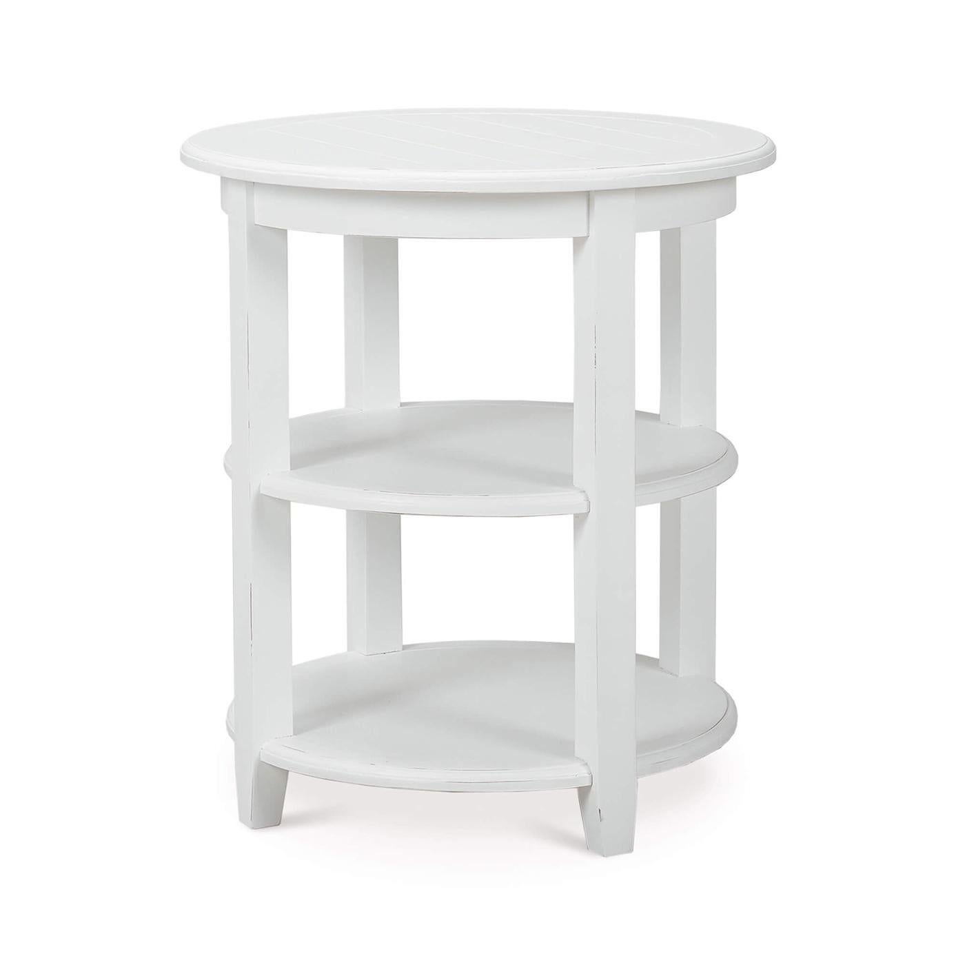 Un mélange parfait de charme rustique et de fonctionnalité pratique. Cette table d'appoint ronde est dotée d'un cadre en bois au fini blanc architectural légèrement vieilli, offrant à la fois durabilité et attrait intemporel. La conception à trois