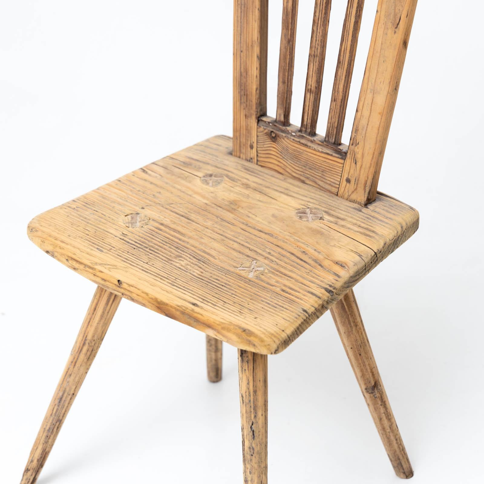 Pair of rustic softwood chairs, 19th century In Good Condition For Sale In Greding, DE