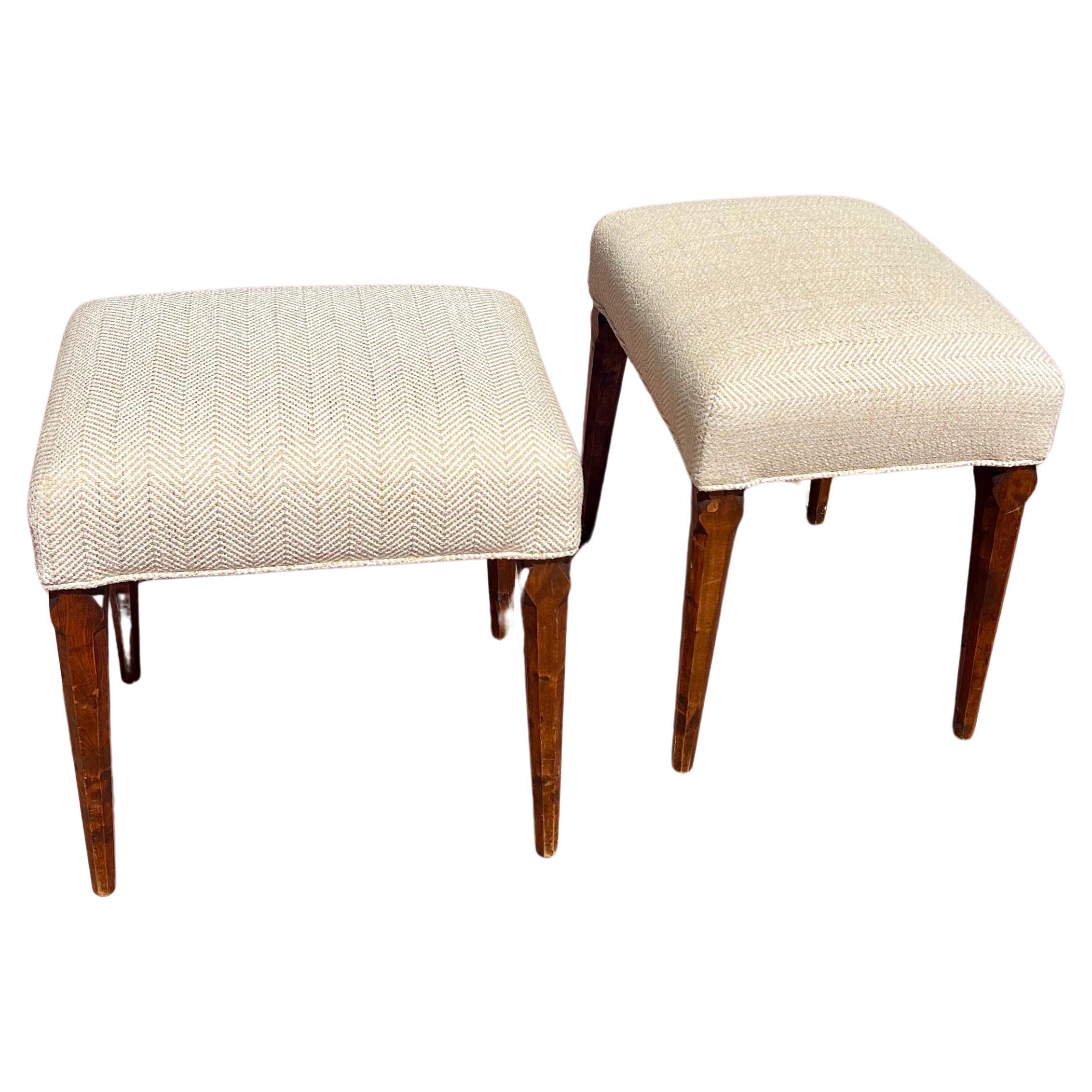 Grande coppia di sgabelli con gambe in legno massiccio intagliato, panche importate dalla Svezia intorno agli anni '50 appena restaurate con un bellissimo motivo chevron color crema. gli sgabelli sono solidi e robusti il tessuto è bellissimo. Le