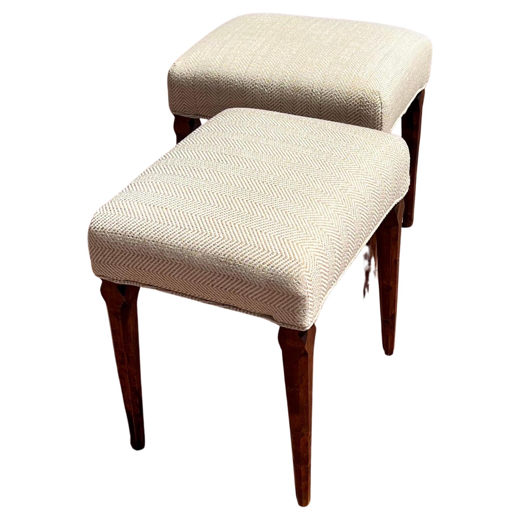 Scandinavo moderno Coppia di sgabelli moderni svedesi rustici con gambe intagliate in Wood &New in vendita