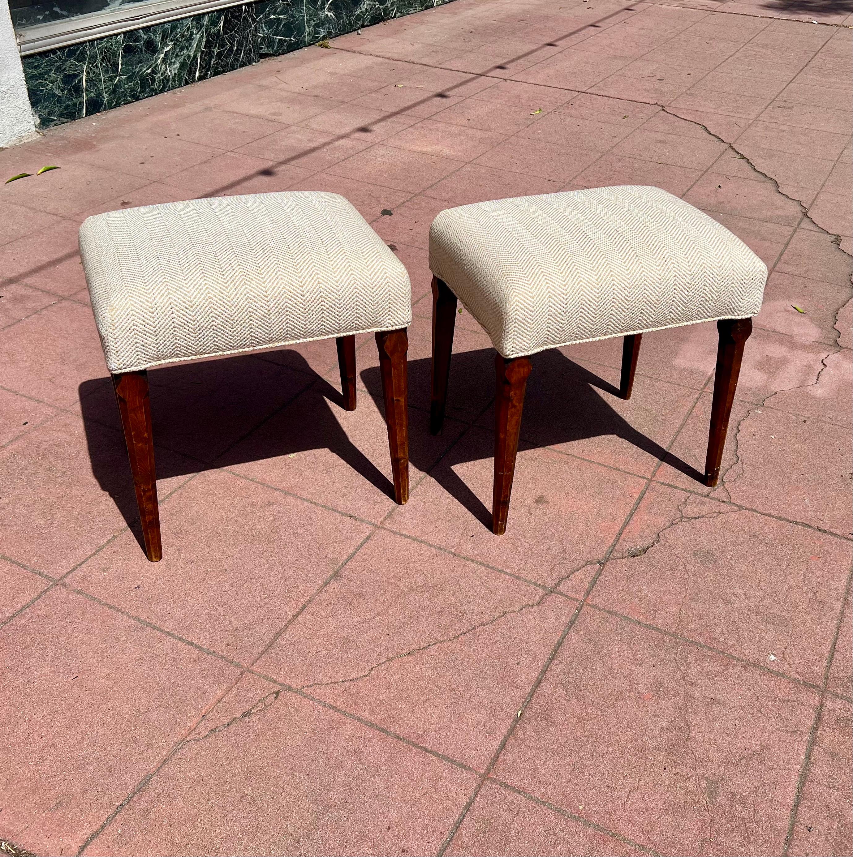 Svedese Coppia di sgabelli moderni svedesi rustici con gambe intagliate in Wood &New in vendita