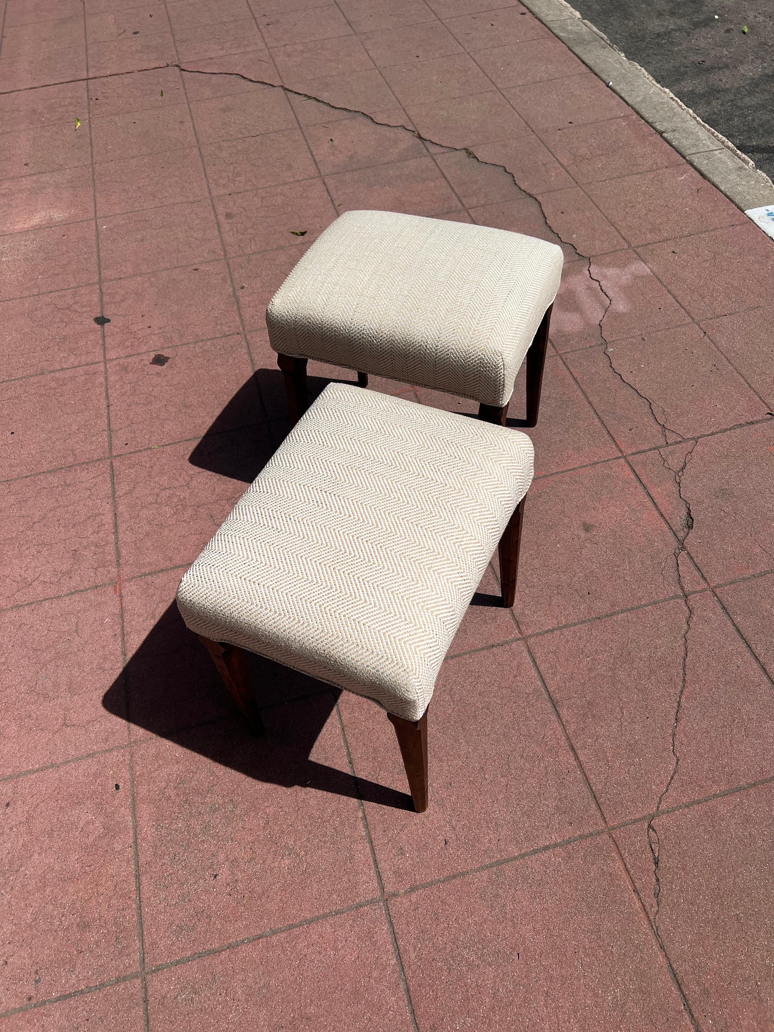 Coppia di sgabelli moderni svedesi rustici con gambe intagliate in Wood &New In condizioni buone in vendita a San Diego, CA