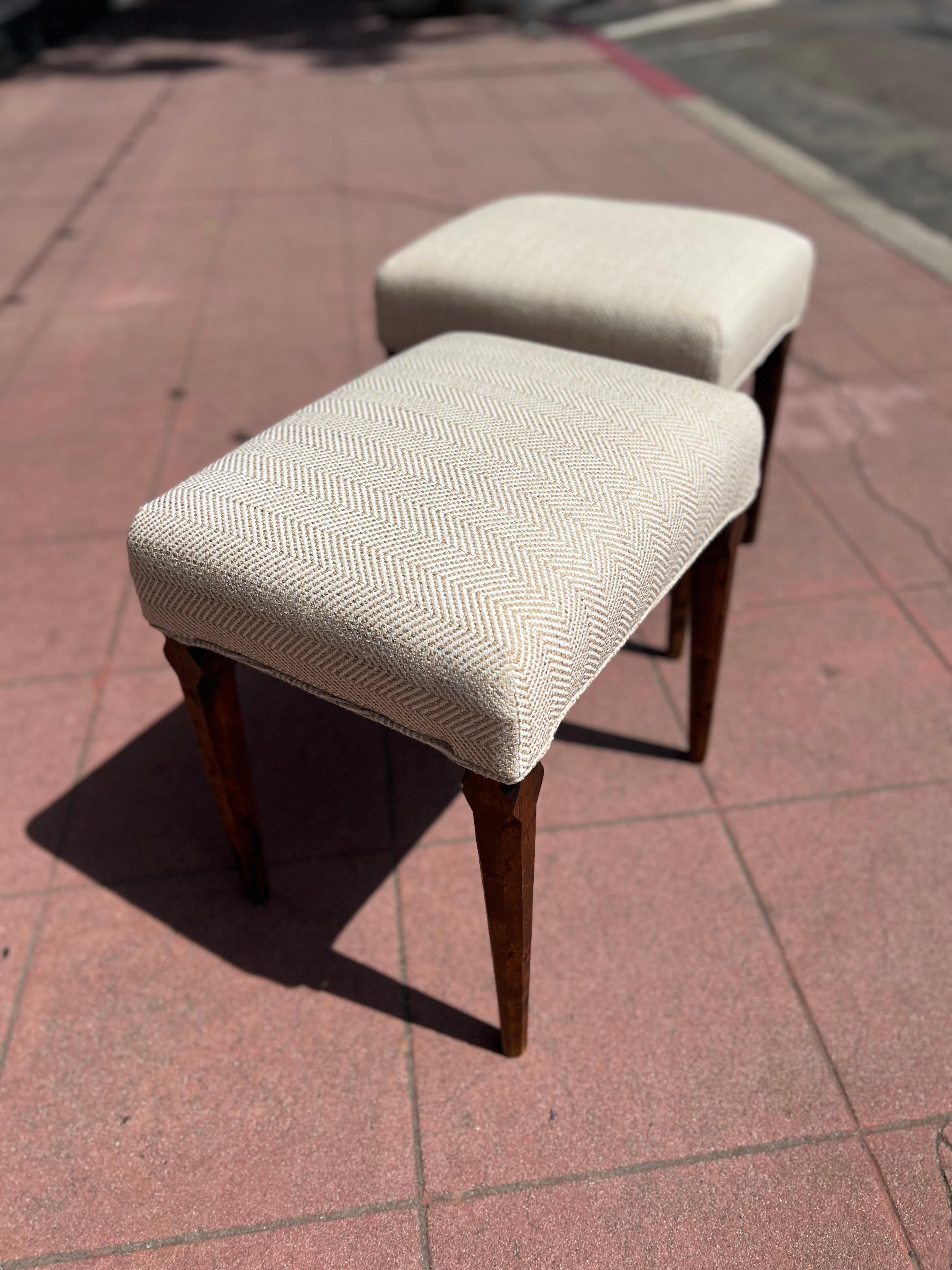 XX secolo Coppia di sgabelli moderni svedesi rustici con gambe intagliate in Wood &New in vendita