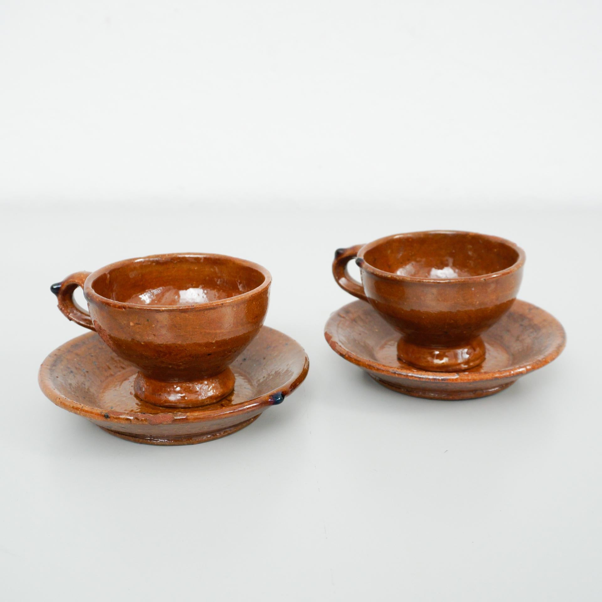 Tauchen Sie ein in die Wärme und den Charme dieser rustikalen, traditionellen Teetassen aus Keramik aus den 1950er Jahren. Diese in Frankreich gefertigten Teetassen zeigen die Schönheit eines authentischen, altehrwürdigen Designs und sind ideal, um