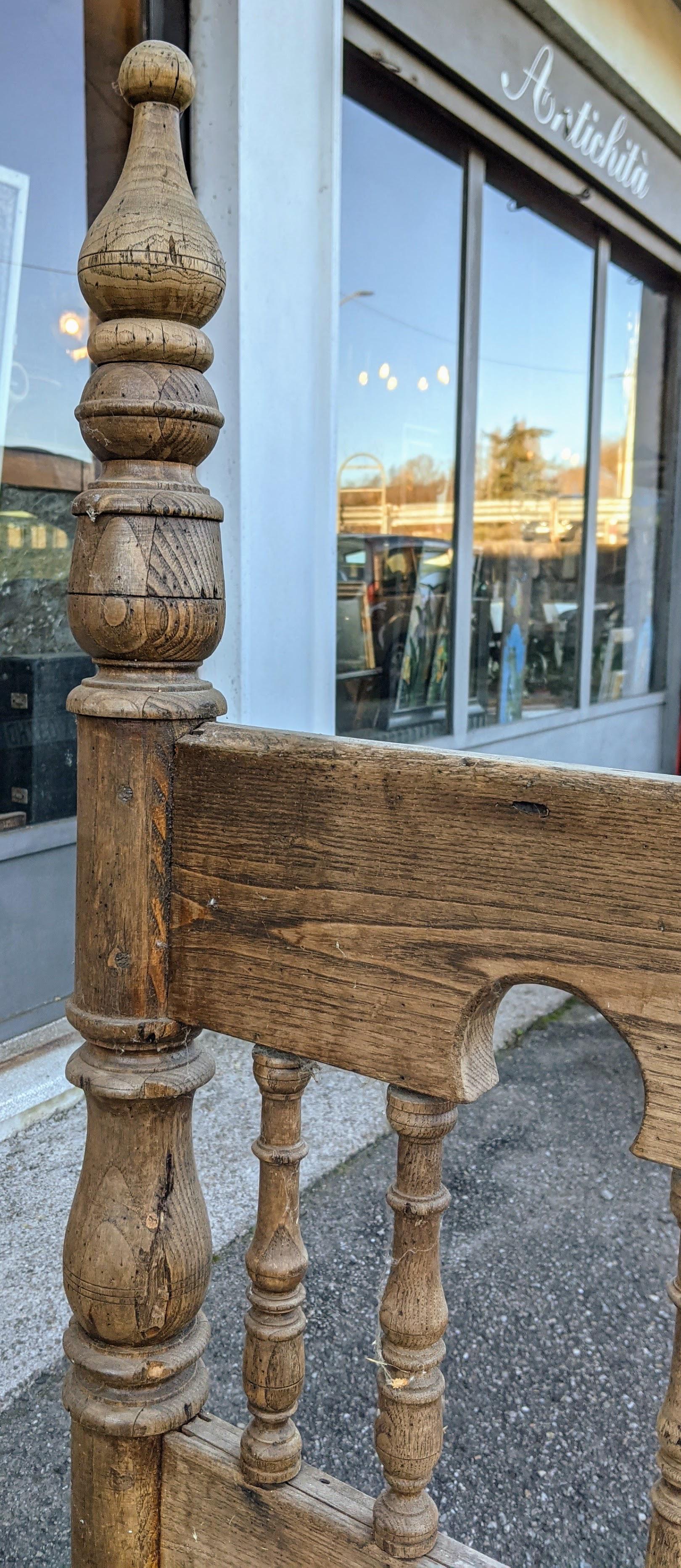 Rustikales Doppelbettpaar aus gedrechseltem Kastanienholz, Anfang 1900, das auch als Doppelbett verwendet werden kann.
Rohe Oberfläche.

Bitte beachten Sie, dass alle unsere Artikel nach einer Holzwurmbehandlung in der Mikrowelle, dem Verfugen