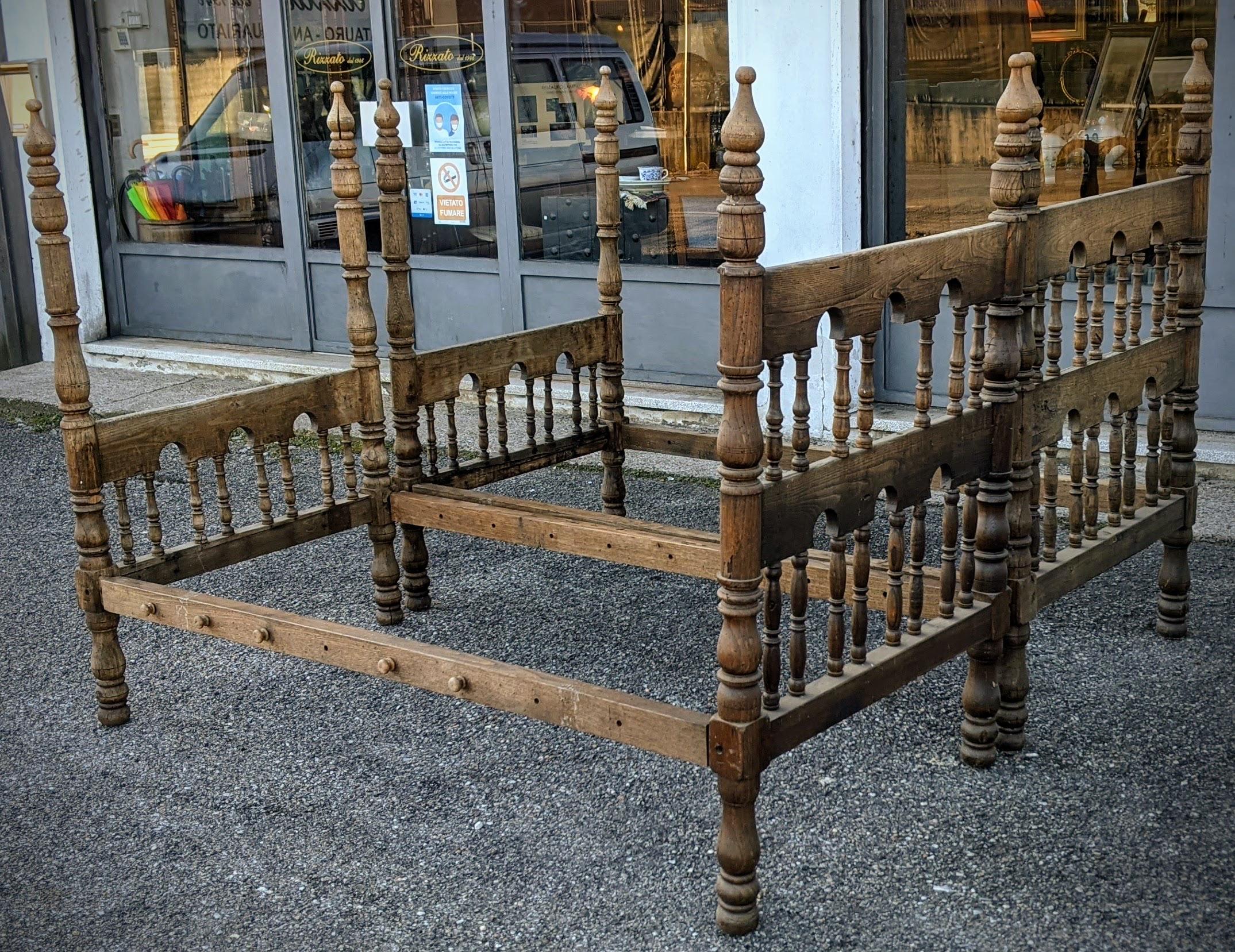 Hand-Crafted Pair of Rustic Twin Beds in Turned Chestnut Wood, Early 1900s For Sale