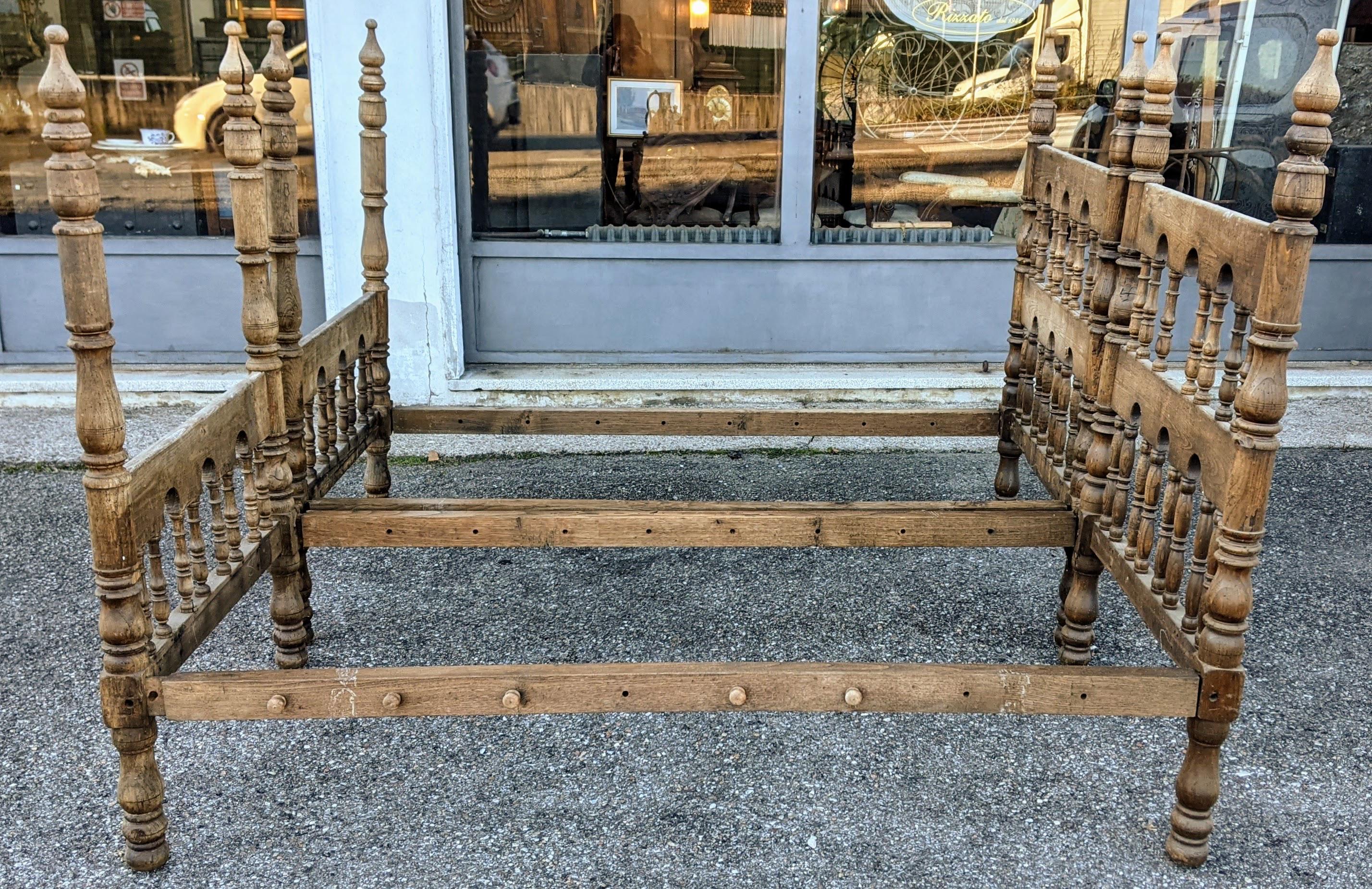 Rustikales Doppelbett aus gedrechseltem Kastanienholz, Anfang 1900, Paar im Zustand „Gut“ im Angebot in Varese, Lombardia
