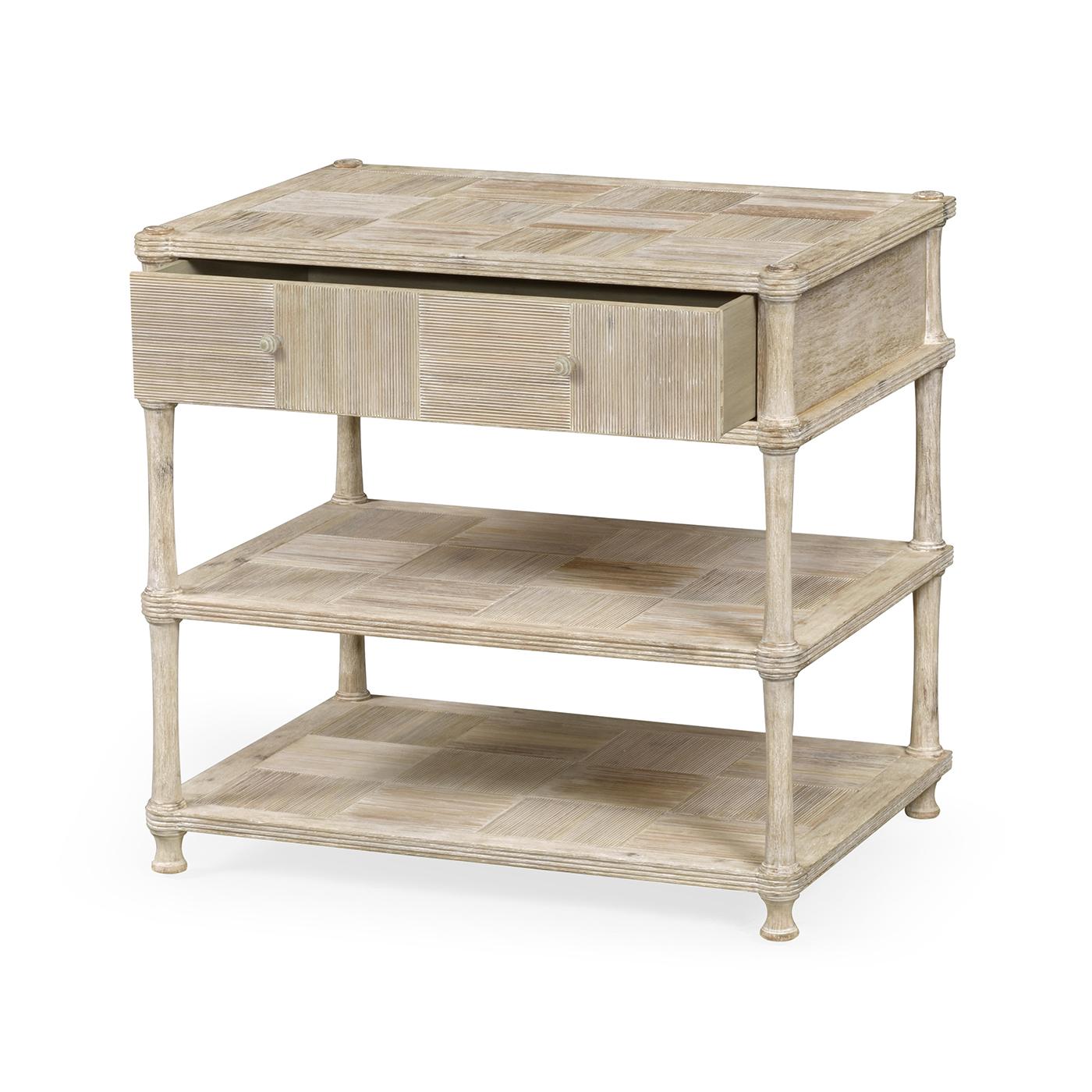 Cette élégante table de chevet présente une façade de tiroir cannelée, un plateau et des étagères en parquet cannelé, ainsi que des détails délicatement sculptés pour une touche raffinée. Le tiroir bordé de pois offre un rangement élégant, tandis