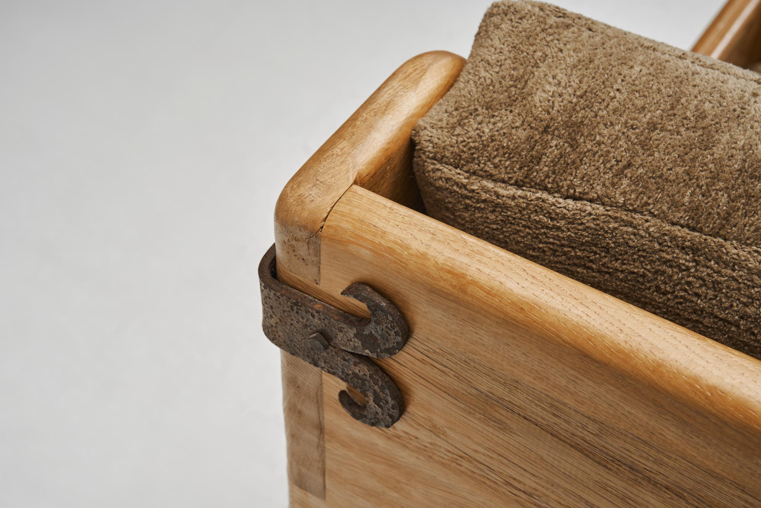 Coppia di poltrone rustiche in legno con elementi in metallo, Europa, metà del XX secolo in vendita 4