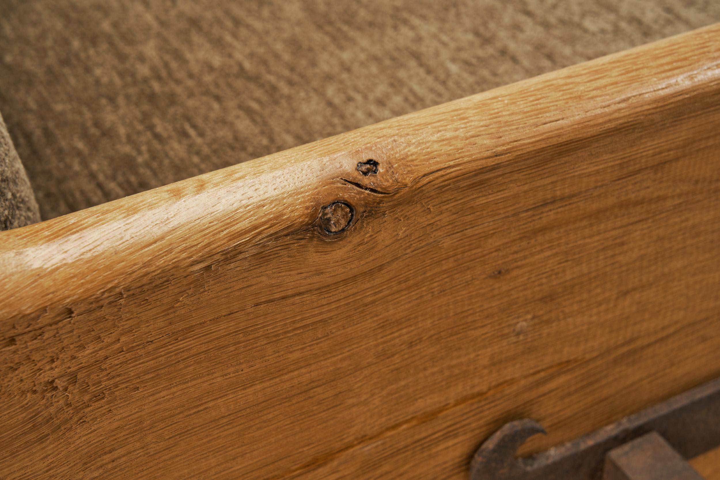 Coppia di poltrone rustiche in legno con elementi in metallo, Europa, metà del XX secolo in vendita 5