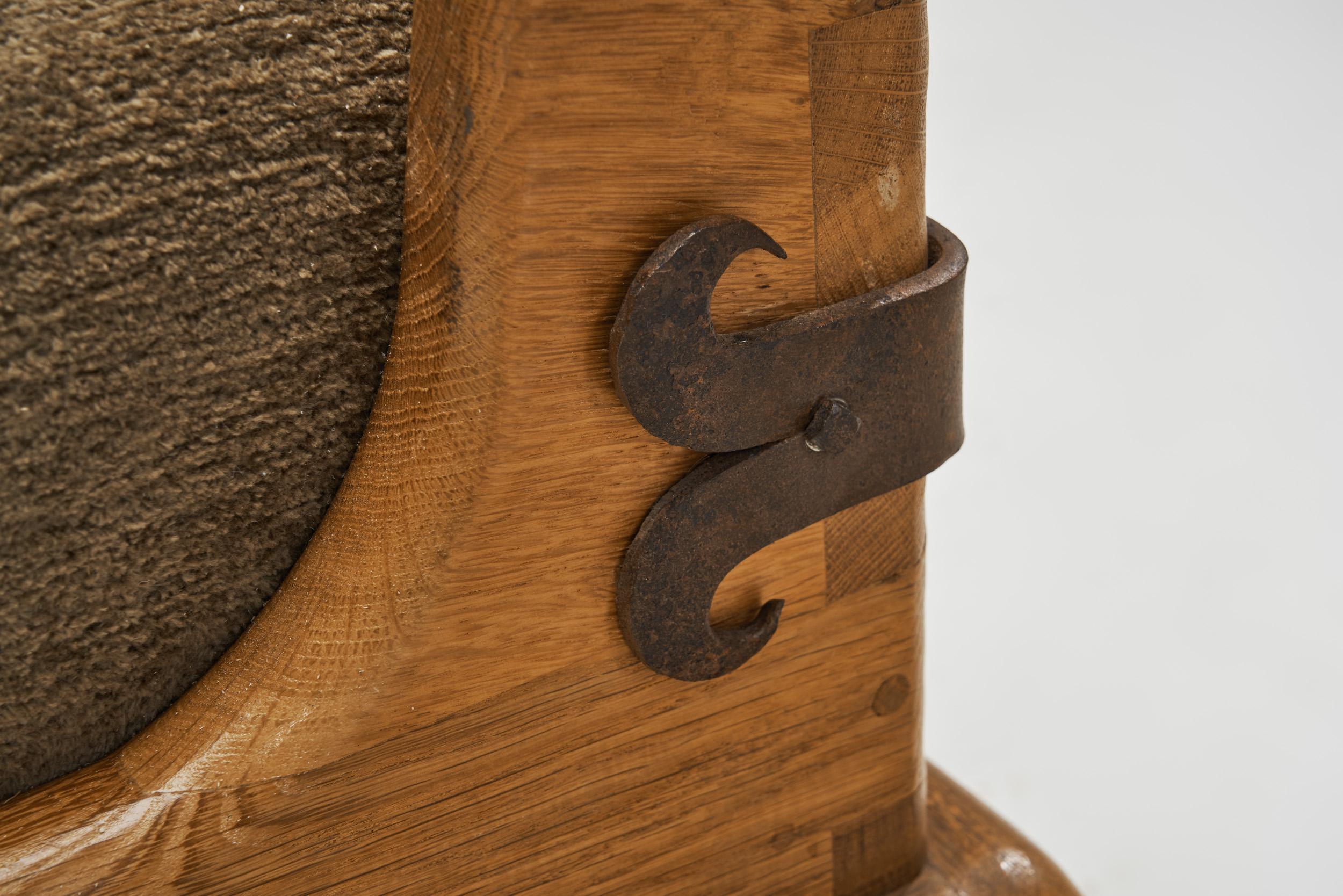Coppia di poltrone rustiche in legno con elementi in metallo, Europa, metà del XX secolo in vendita 6