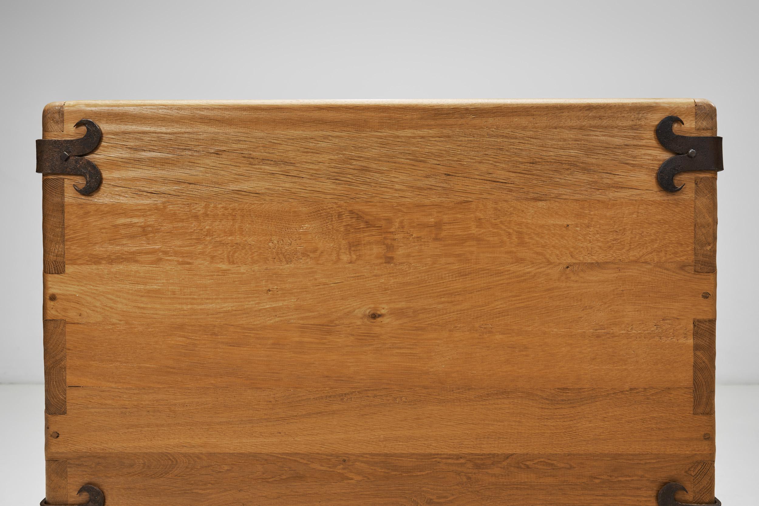Coppia di poltrone rustiche in legno con elementi in metallo, Europa, metà del XX secolo in vendita 8