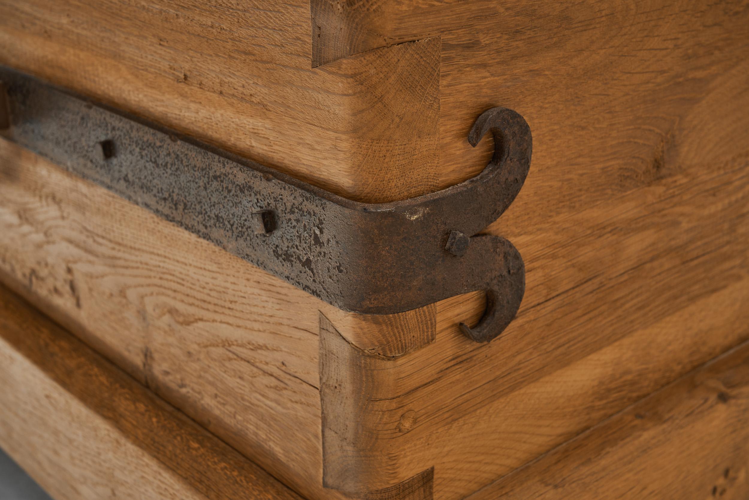 Coppia di poltrone rustiche in legno con elementi in metallo, Europa, metà del XX secolo in vendita 9