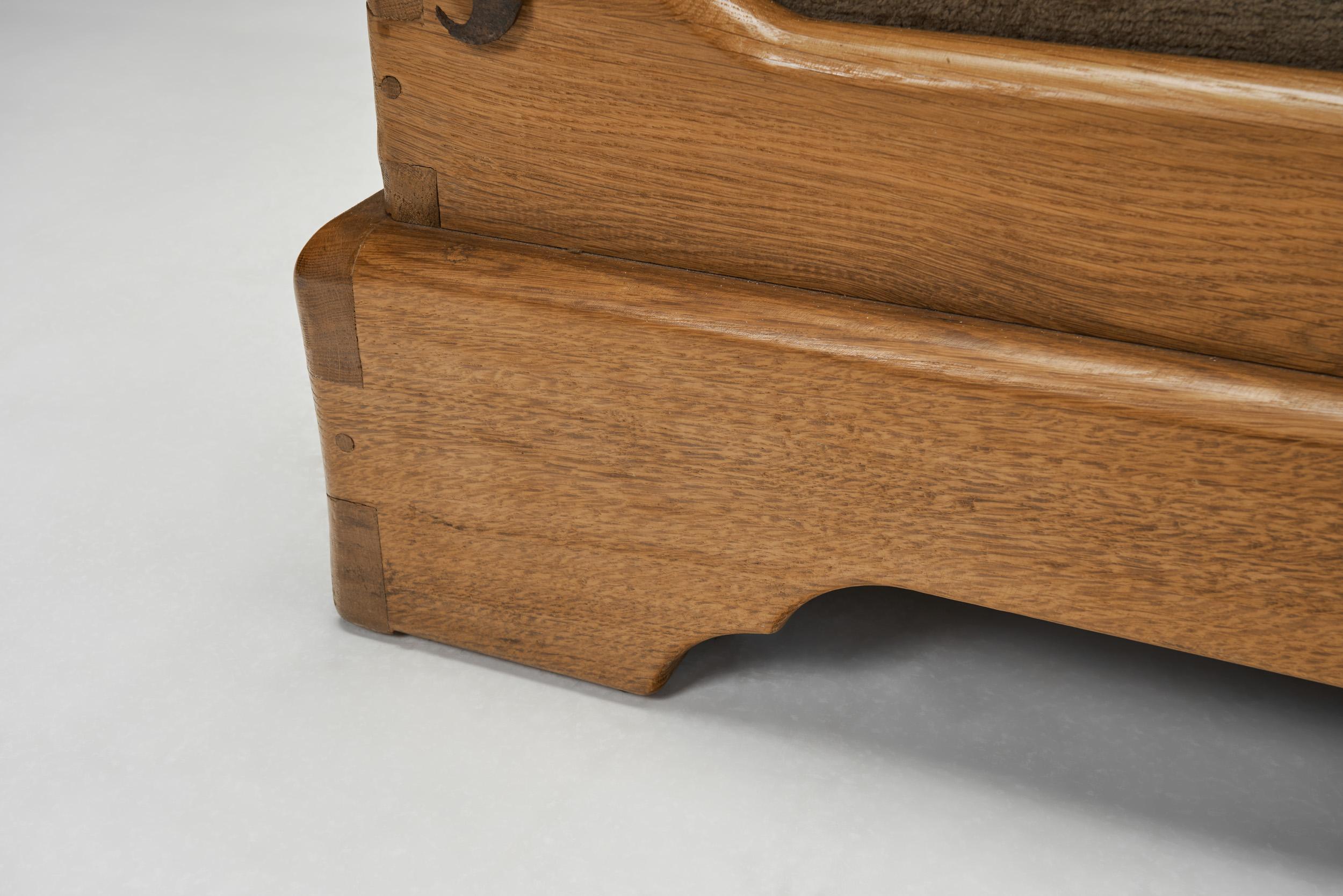 Coppia di poltrone rustiche in legno con elementi in metallo, Europa, metà del XX secolo in vendita 11