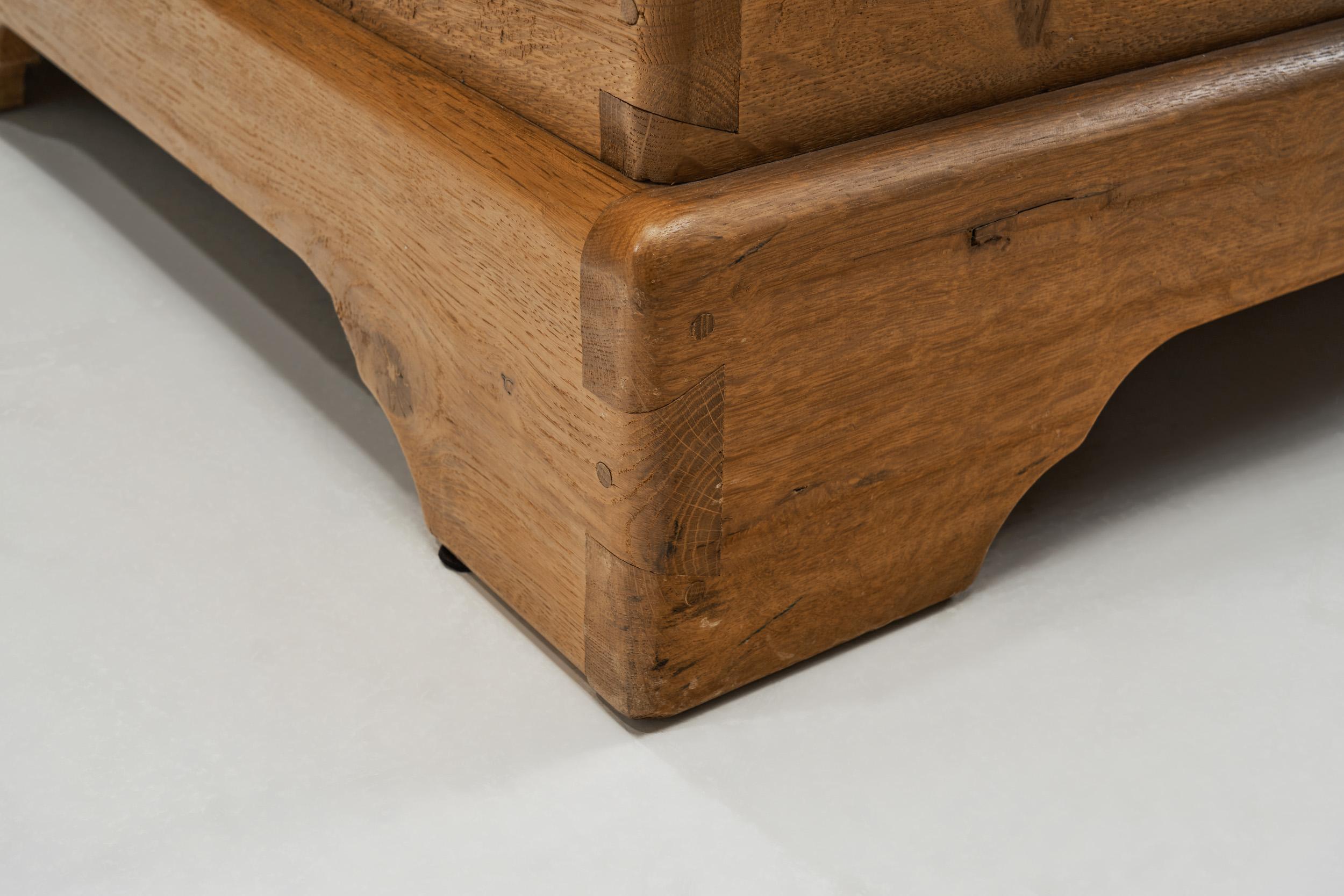 Coppia di poltrone rustiche in legno con elementi in metallo, Europa, metà del XX secolo in vendita 12