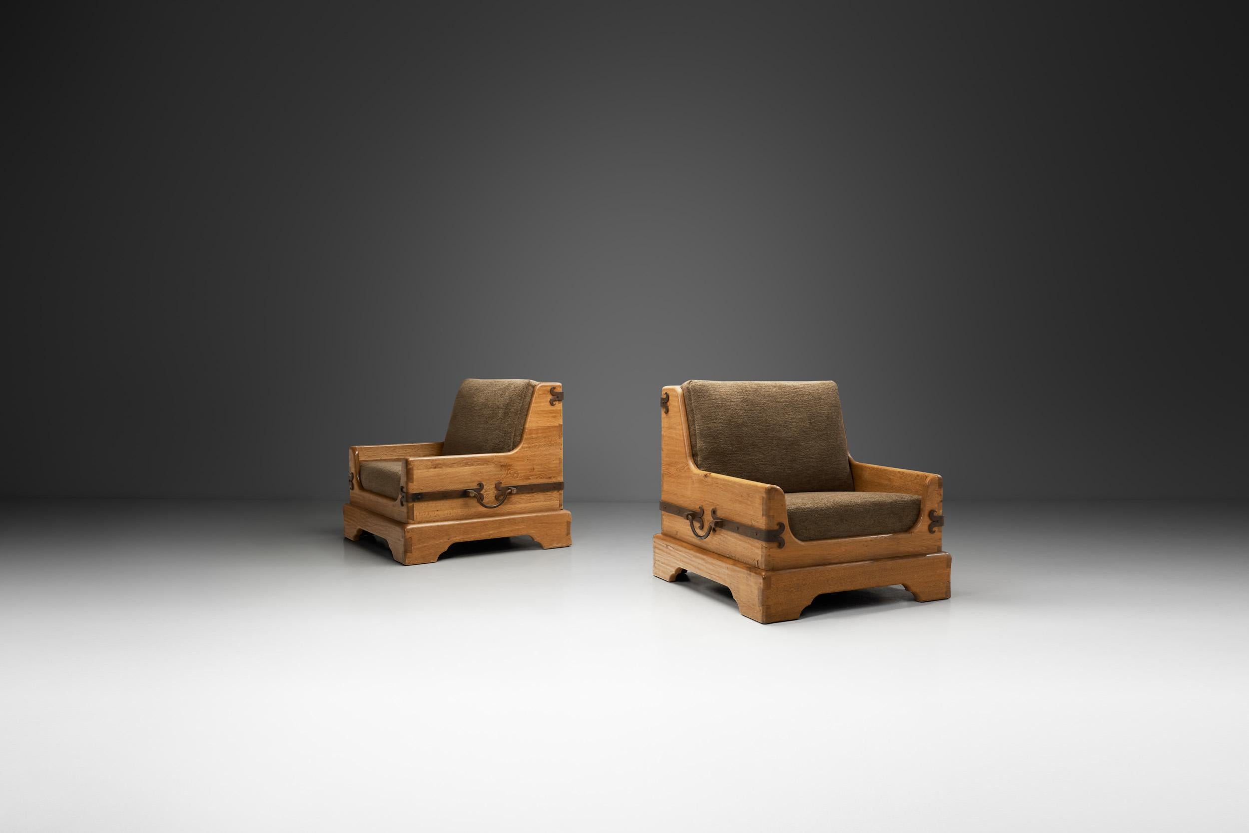 Nella maggior parte del design europeo di metà secolo, l'enfasi è stata posta sul legno. Collegava gli oggetti di uso quotidiano, come i mobili, alla natura ed era un materiale facilmente accessibile. Questa coppia di poltrone rustiche in legno