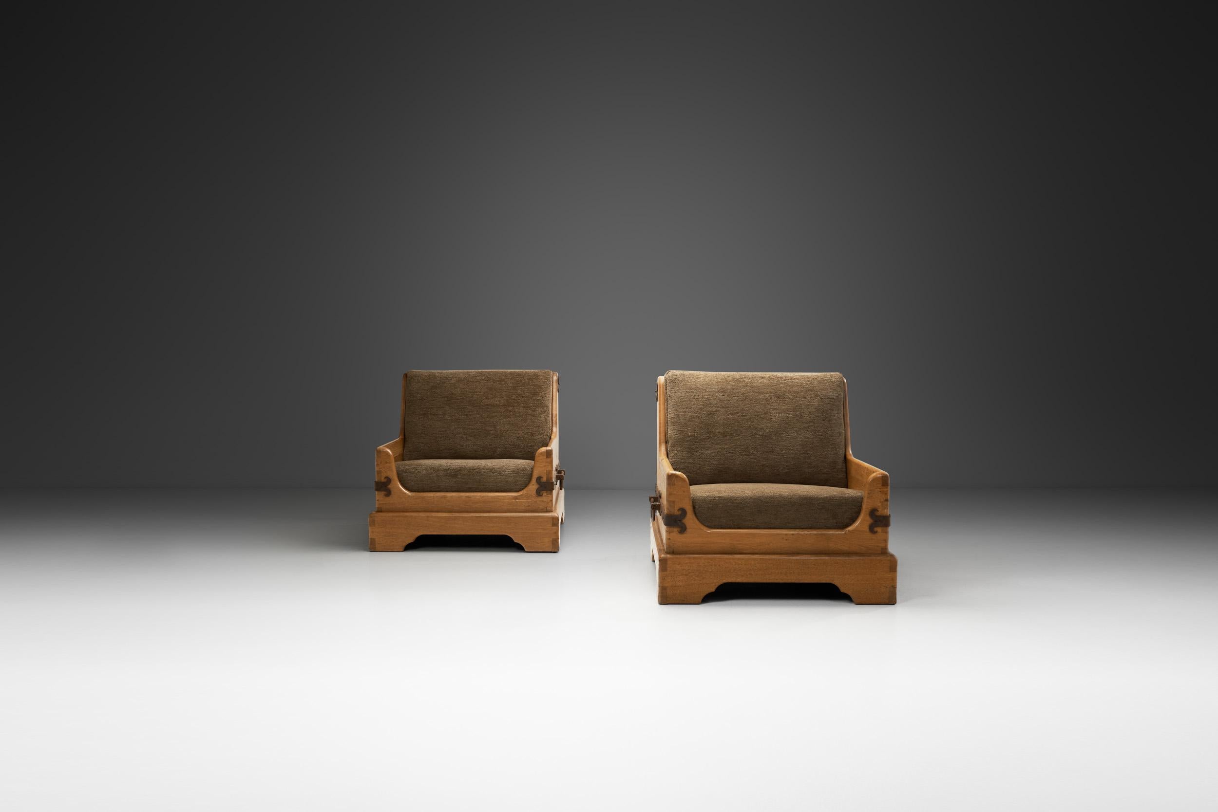 Mid-Century moderno Coppia di poltrone rustiche in legno con elementi in metallo, Europa, metà del XX secolo in vendita