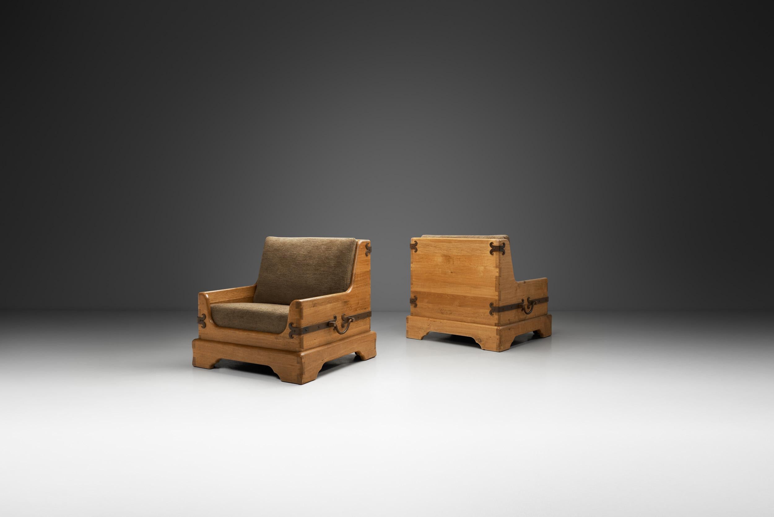 Europeo Coppia di poltrone rustiche in legno con elementi in metallo, Europa, metà del XX secolo in vendita