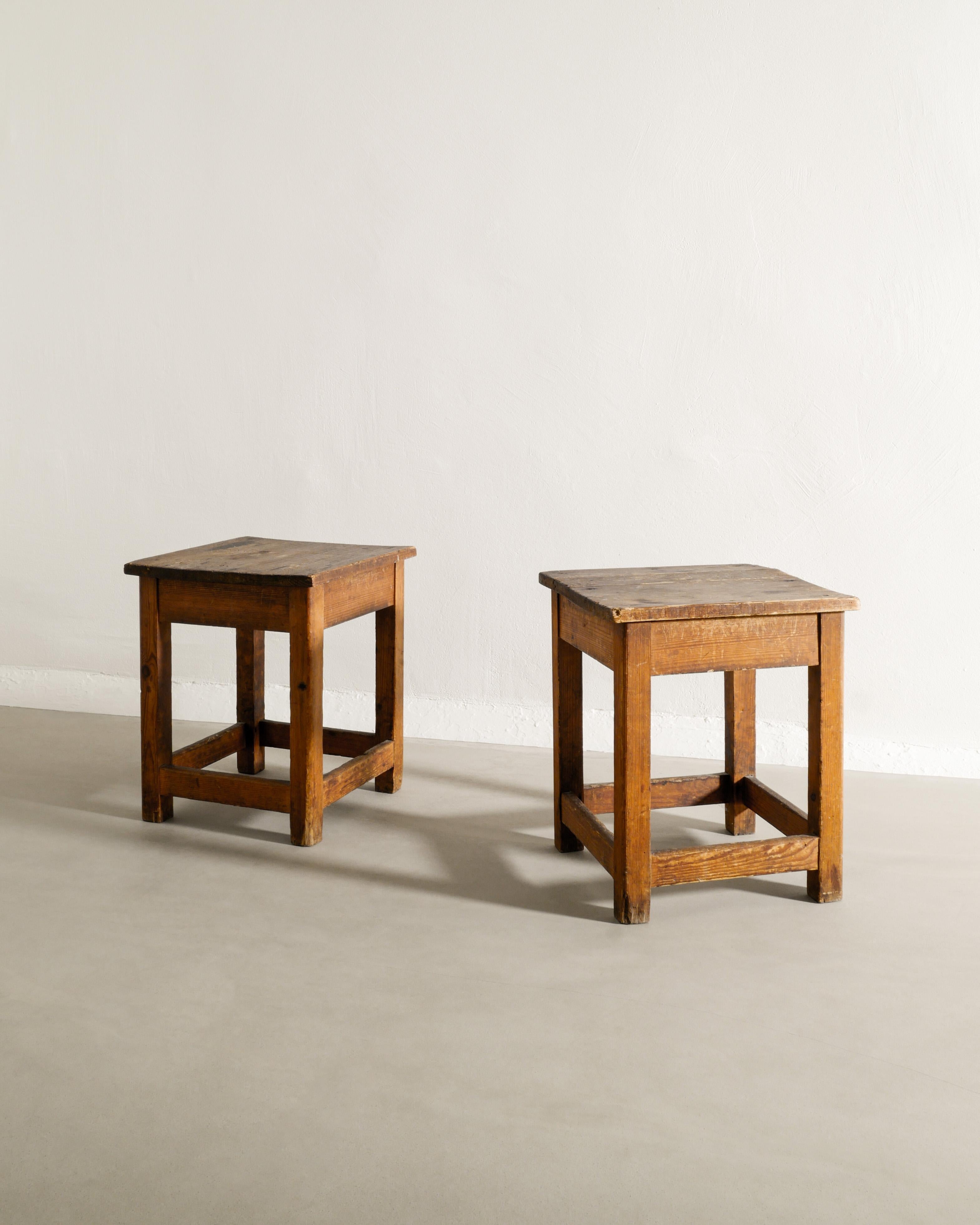 Rare pair of decorative and rustic squared wooden bed side tables in pine produced in Sweden early 1900s. In good original condition with nice patina. 

Dimensions: H: 45 cm / 17.70
