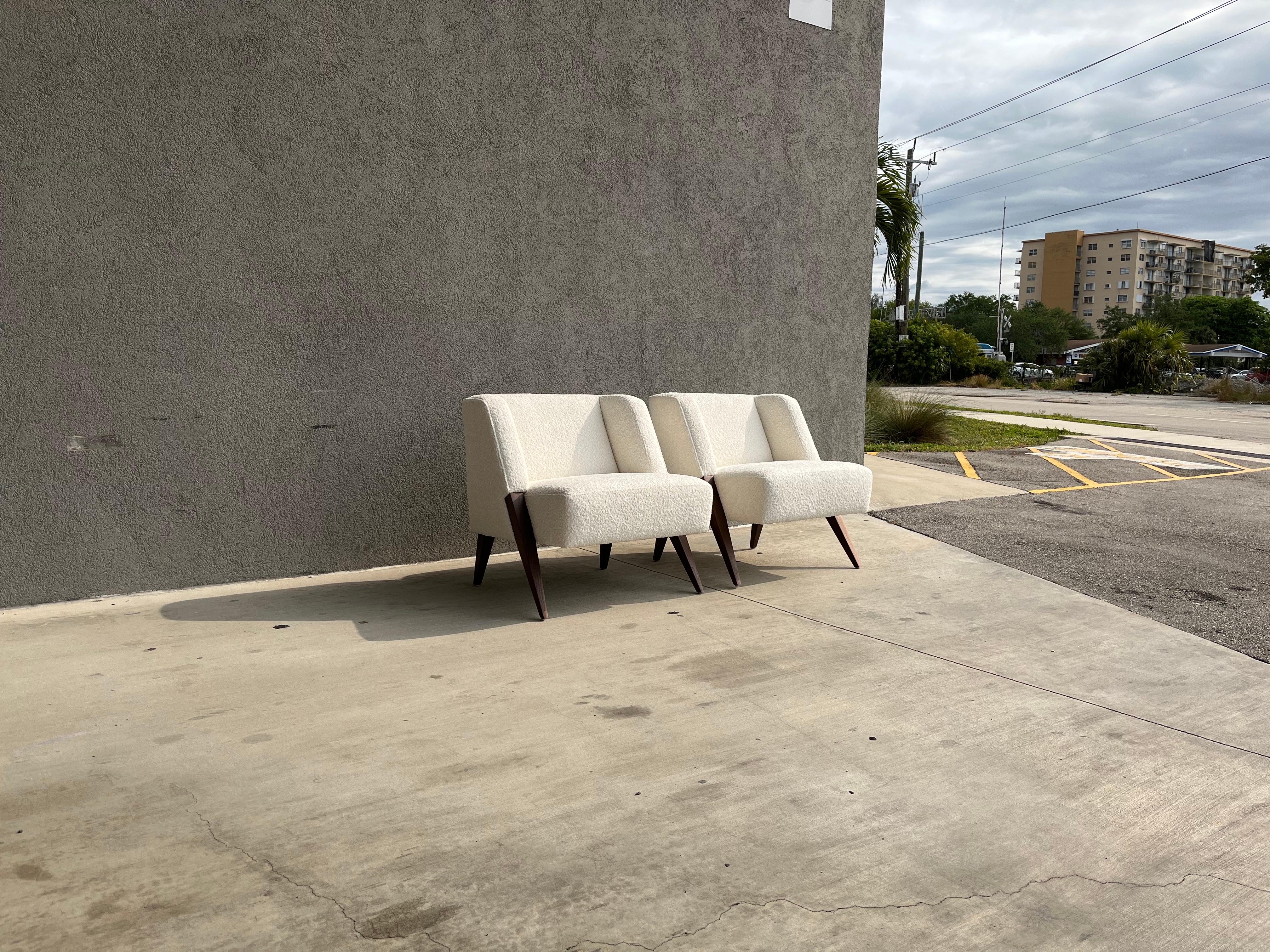 Paar RUTH Lounge Chairs im Stil von Gio Ponti Nussbaum, elfenbeinfarbener Bouclé-Stoff im Angebot 5