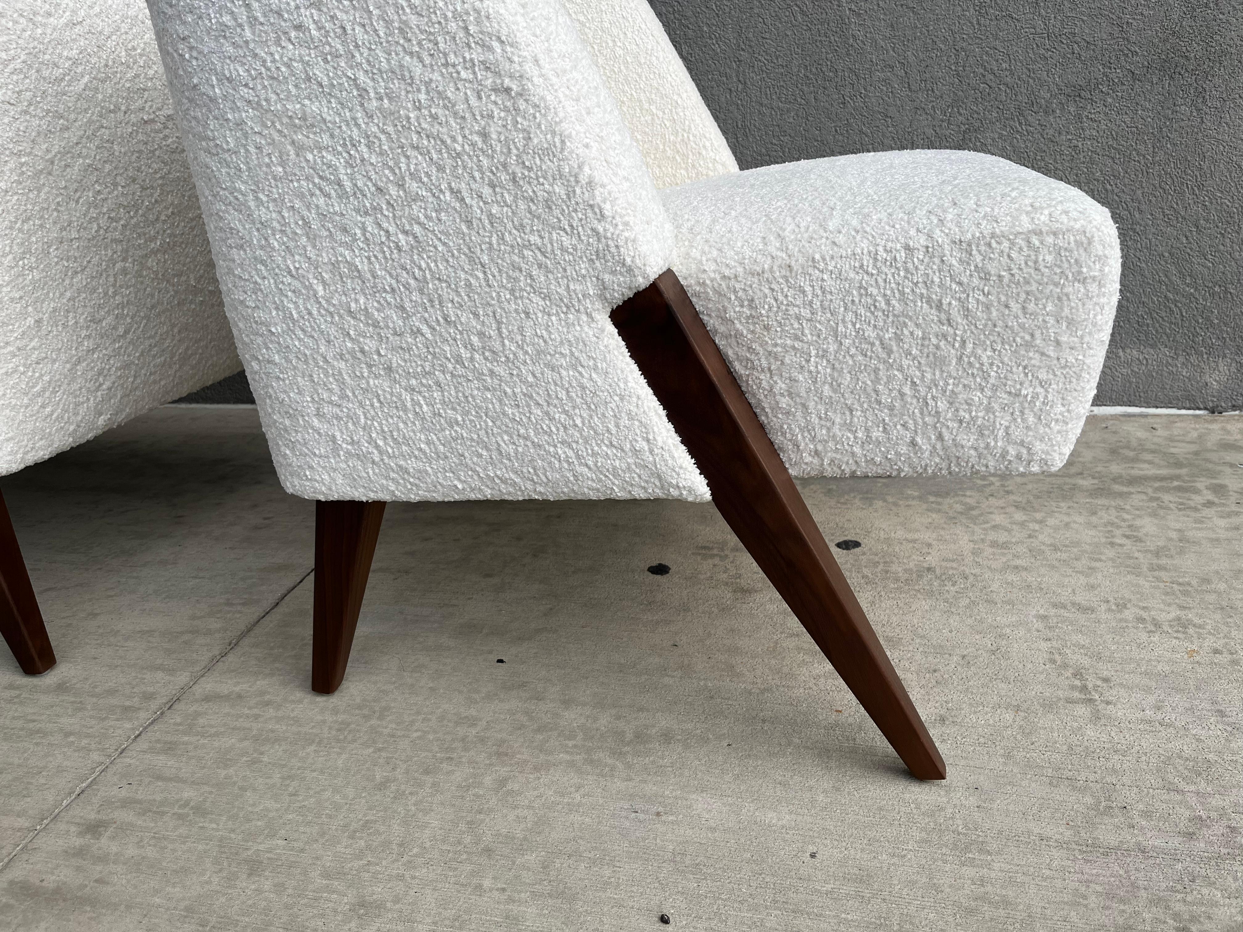 Paar RUTH Lounge Chairs im Stil von Gio Ponti Nussbaum, elfenbeinfarbener Bouclé-Stoff im Angebot 6