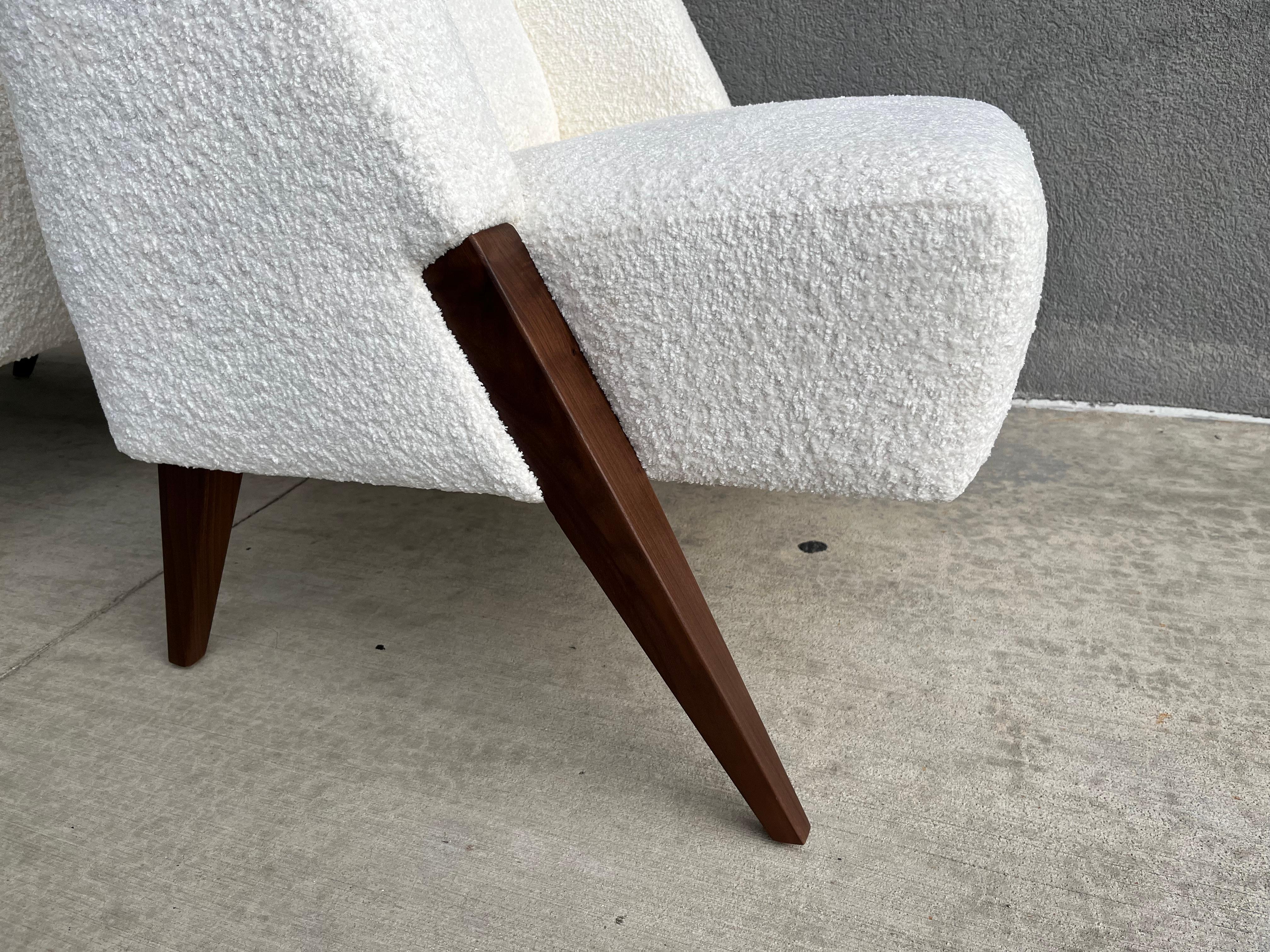 Paar RUTH Lounge Chairs im Stil von Gio Ponti Nussbaum, elfenbeinfarbener Bouclé-Stoff im Angebot 2