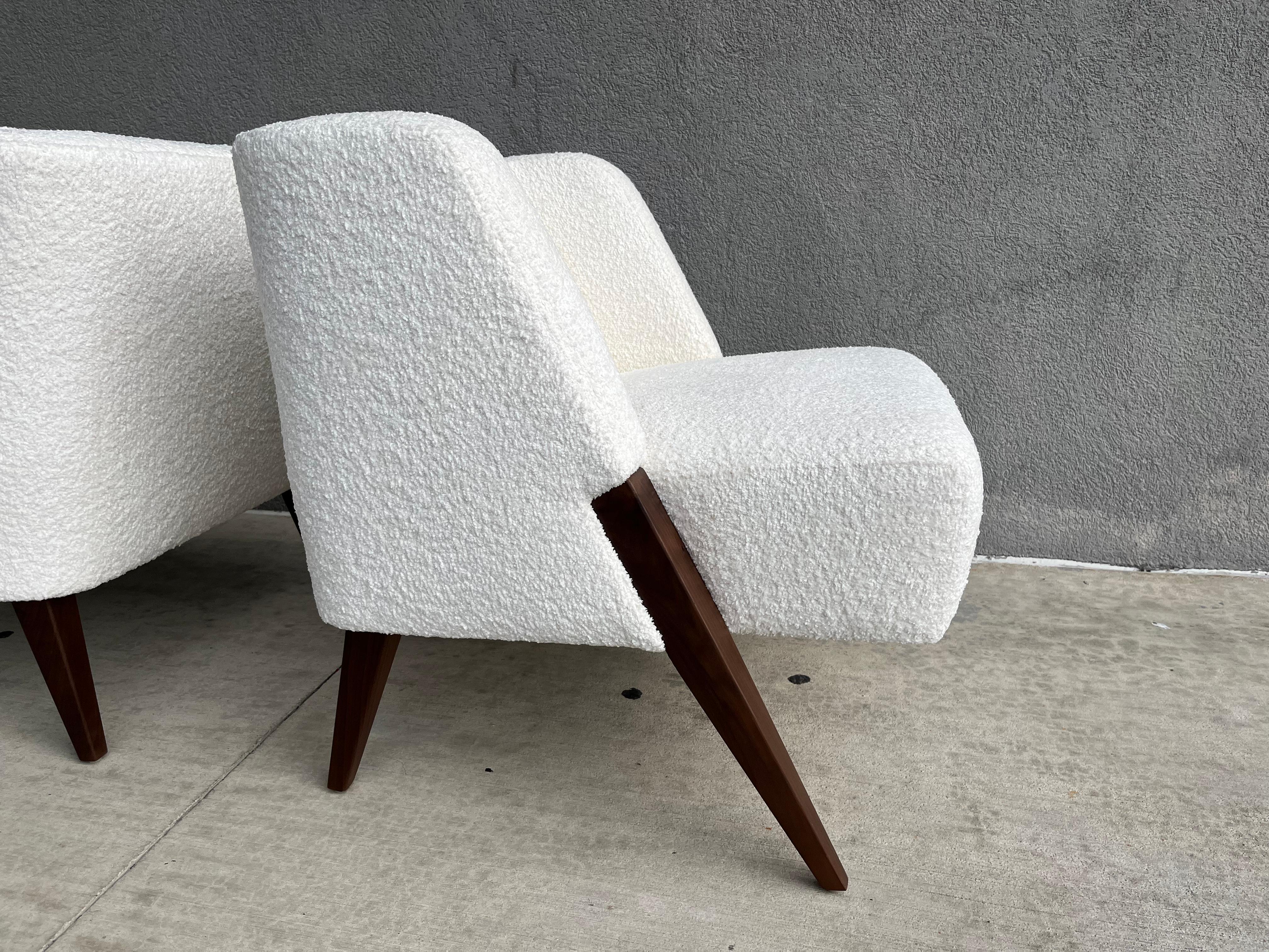 Paar RUTH Lounge Chairs im Stil von Gio Ponti Nussbaum, elfenbeinfarbener Bouclé-Stoff im Angebot 3