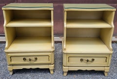 Paire de tables de nuit en bois fruitier à gradins du milieu du siècle RWAY avec plateau en verre