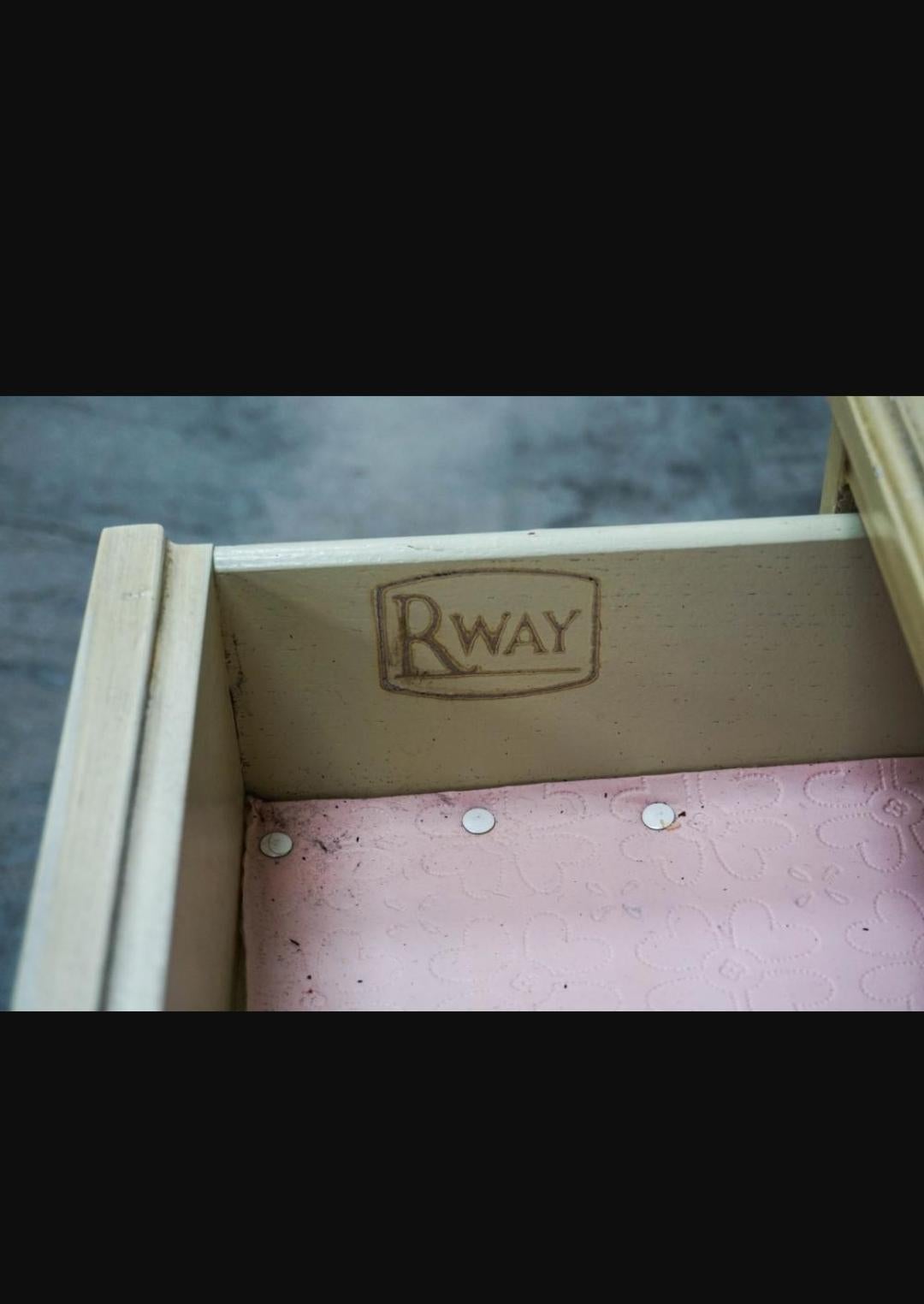 Stile provenzale Coppia di Comodini a gradini in legno di RWAY, metà secolo, con piano in vetro in vendita