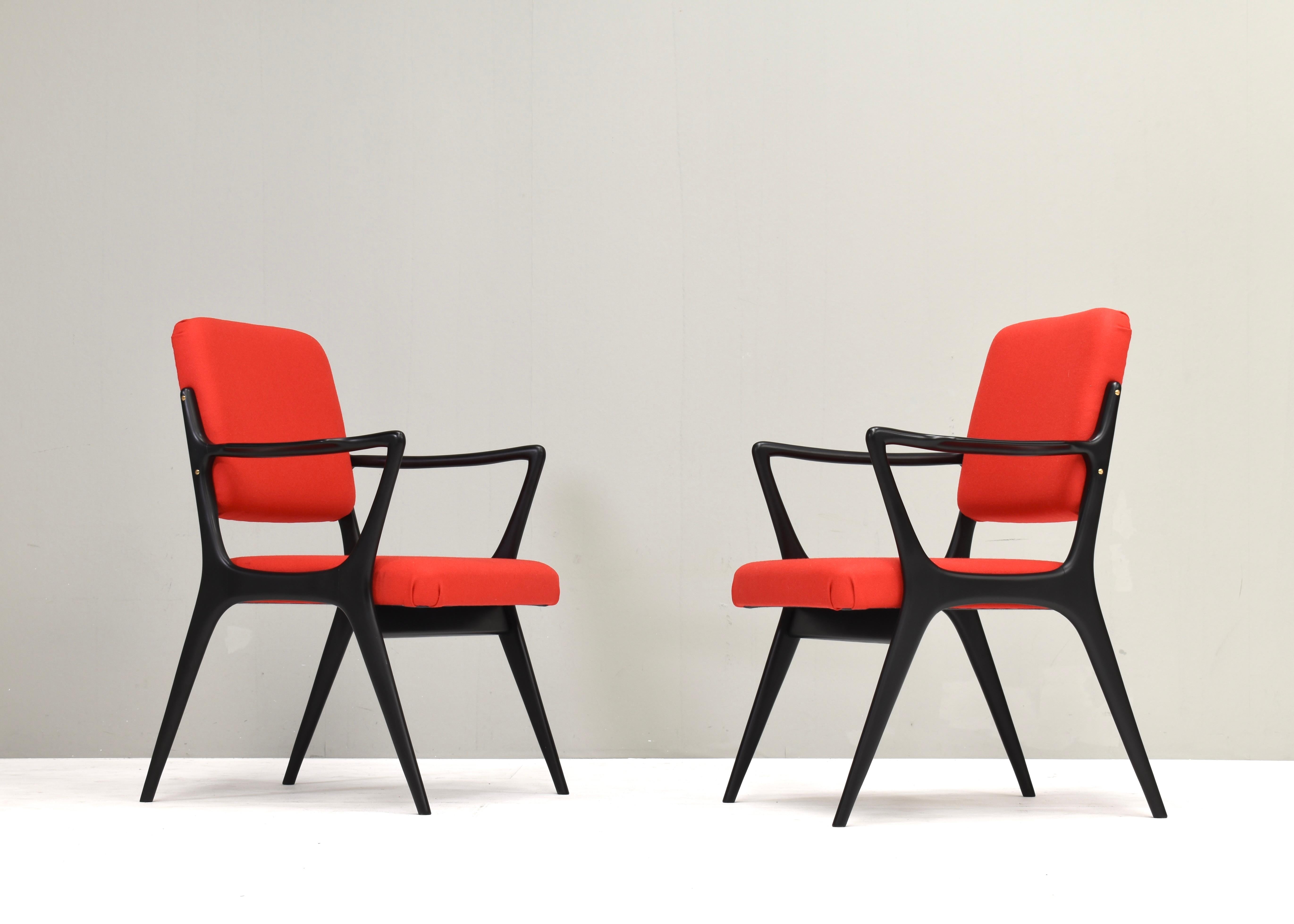 Ces rares et élégantes chaises longues S5 ont été conçues par Alfred Hendrickx, l'un des modernistes belges les plus en vue de l'après-guerre, pour le fabricant Belform. Le design de la S5 capture la sophistication élégante et l'expérimentation