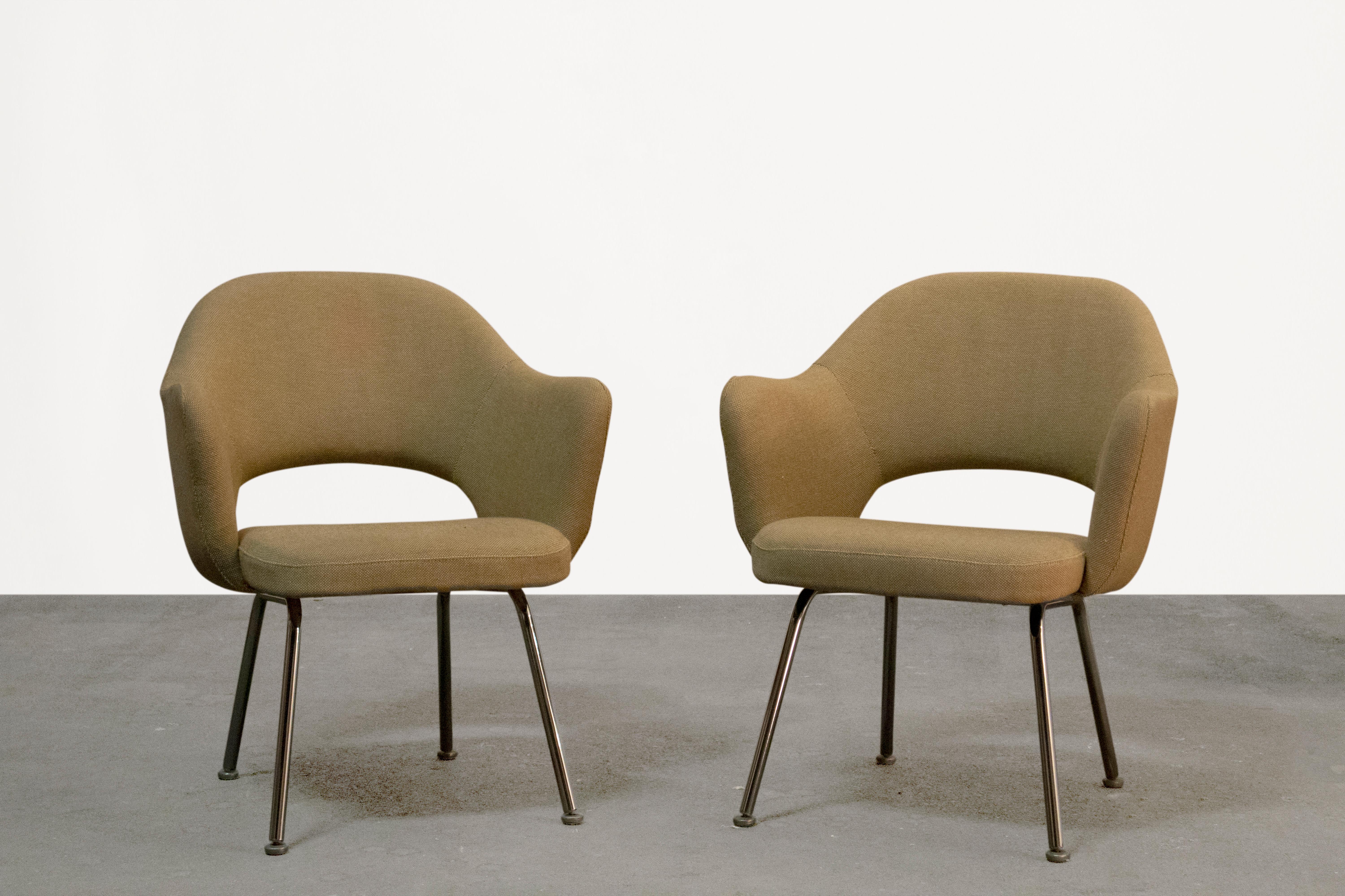 Enhance your space with this timeless pair of Mid-Century Organic Modern Executive Armchairs by renowned designer Eero Saarinen for Knoll. These iconic chairs feature a classic 4-leg chromed tube steel base and comfortable armrests.

With their