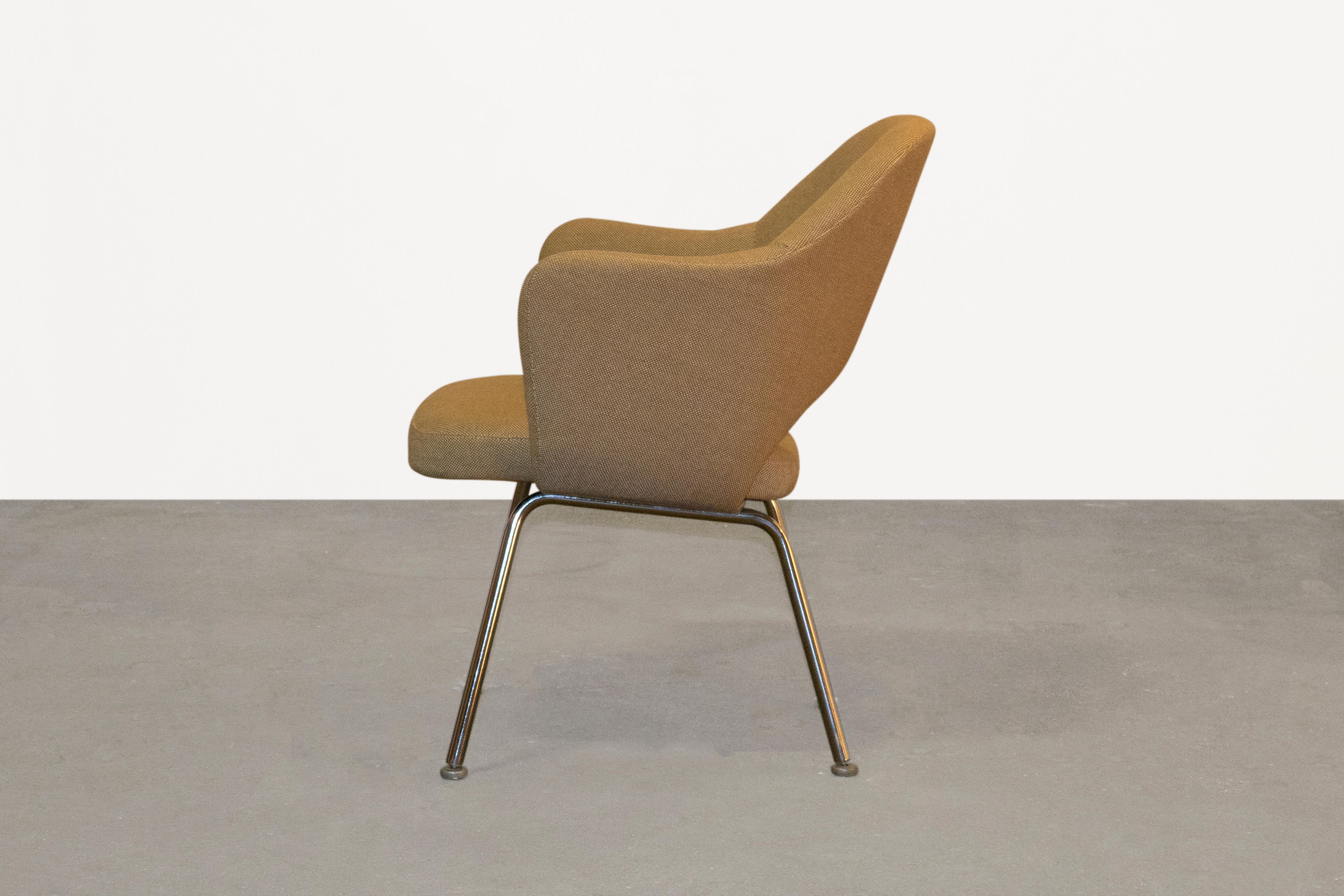 Métal Paire de fauteuils de direction Saarinen  Knoll  Modernes du milieu du siècle en vente