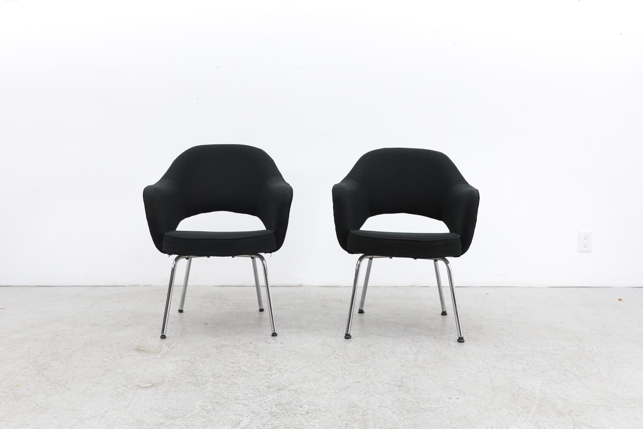 Ein Paar schwarz gepolsterte Saarinen Executive Sessel mit Chrombeinen. Polsterung im Originalzustand mit sichtbaren Abnutzungserscheinungen und Ausbleichungen an den Armlehnen. Die verchromten Beine zeigen Patina. Die Abnutzung entspricht ihrem