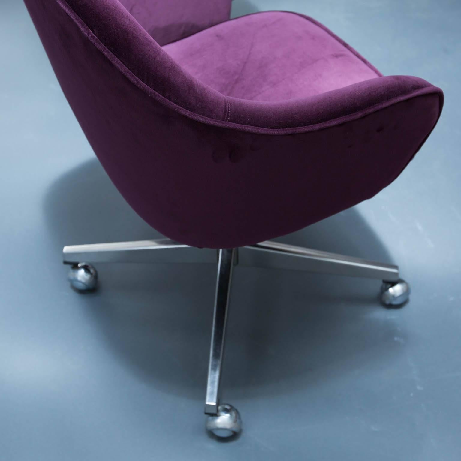 Mid-Century Modern Pair of Saarinen for Knoll Executive Swivel Chairs