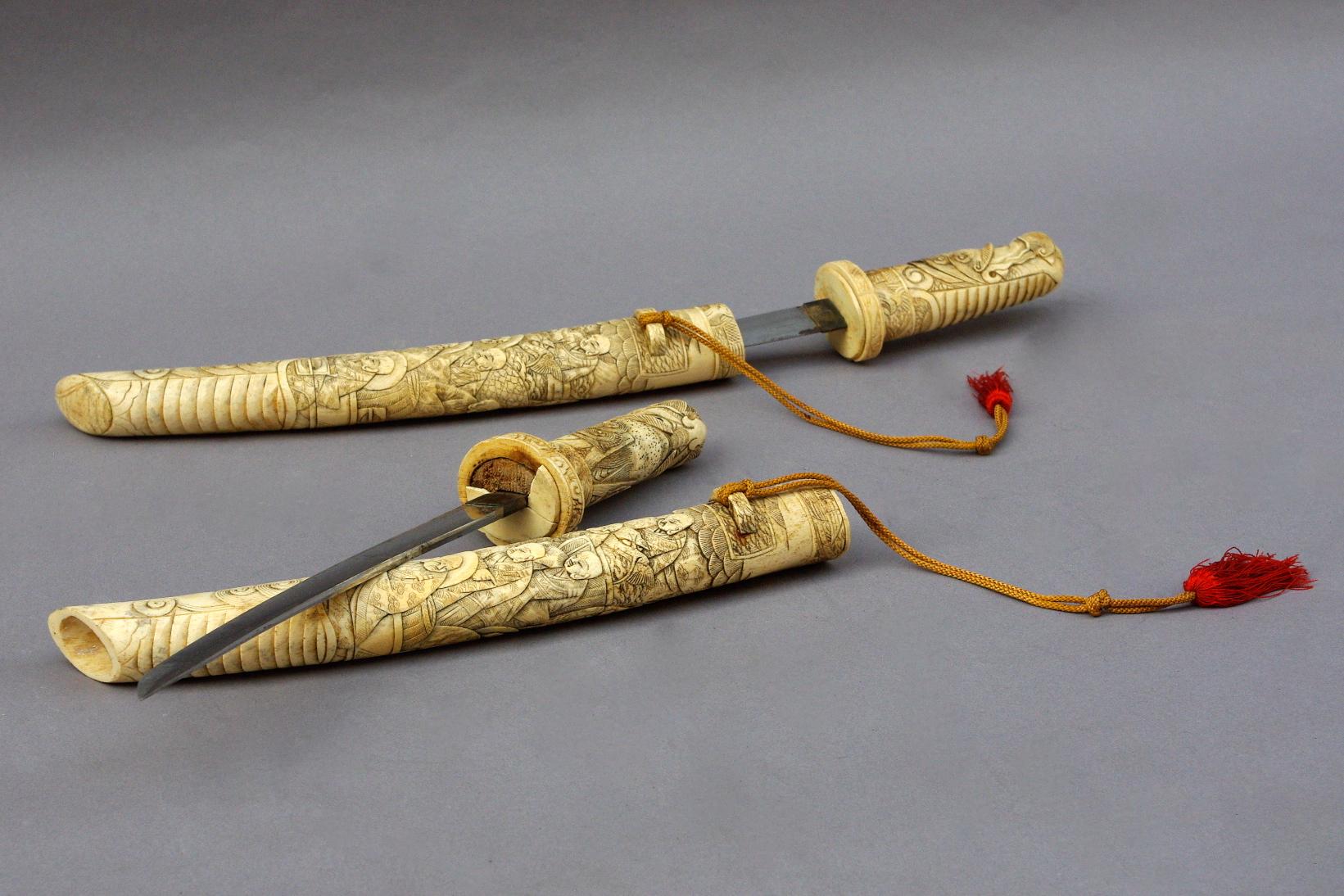 Pair of sabers in their engraved bone sheath.
Work made, circa 1900.