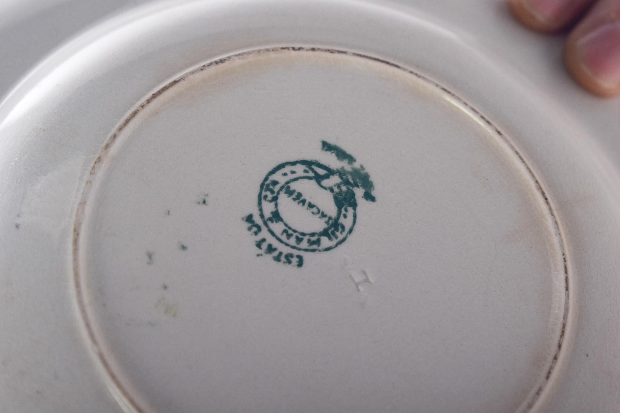 Paar Fayence-Teller aus Sacavém 'Statue, kleines Pferd', Portugal (20. Jahrhundert) im Angebot
