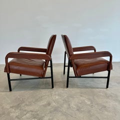 Coppia di poltrone in pelle e ferro di Jacques Adnet, Francia, anni '50