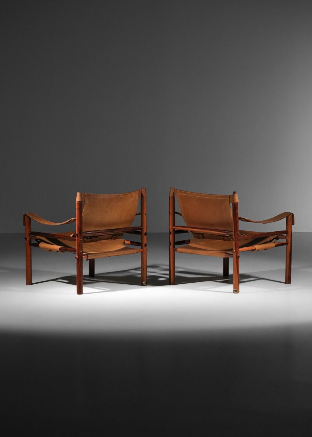 Pair of safari armchairs by Arne Norell in patinated leather and solid wood For Sale 3