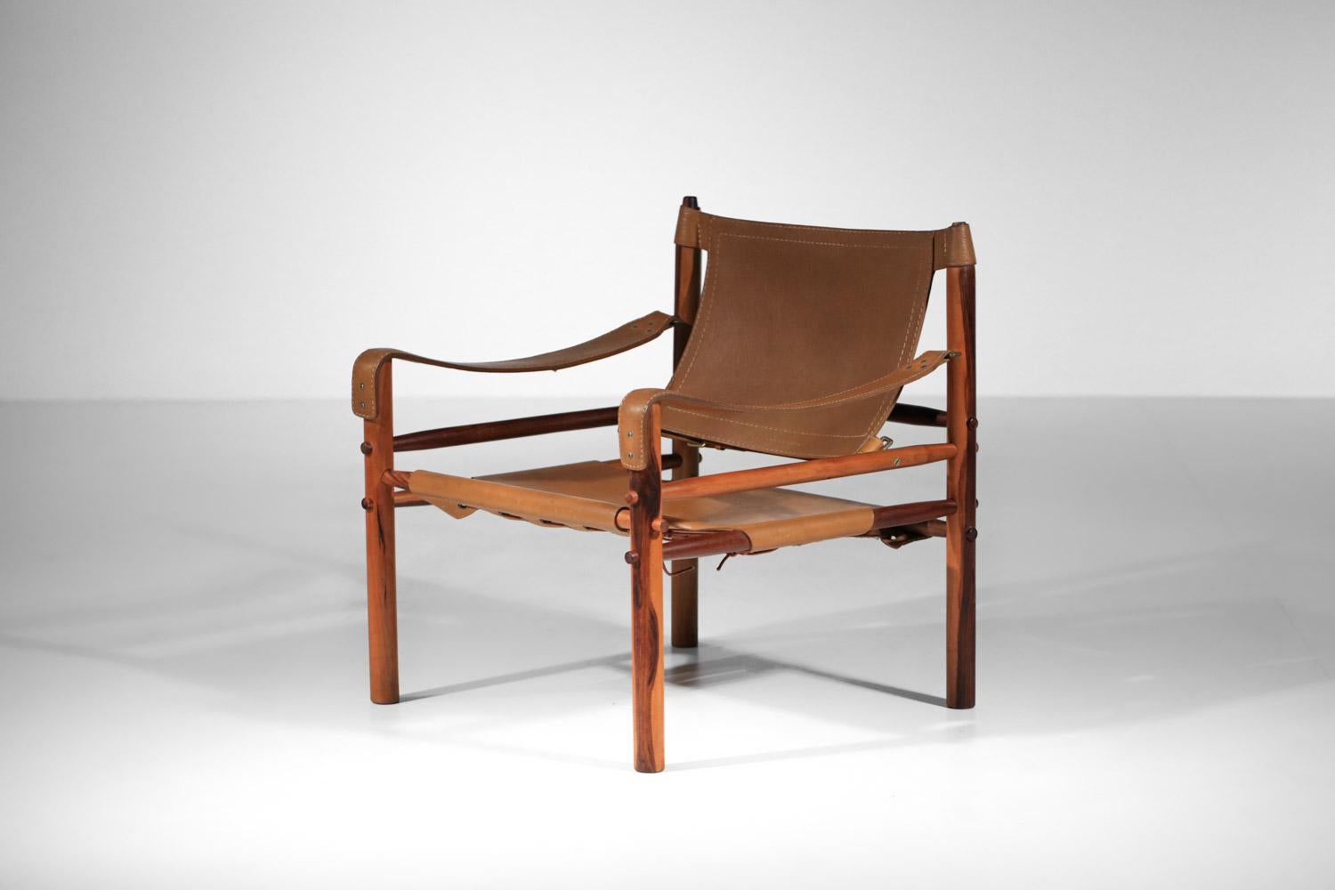 Pair of safari armchairs by Arne Norell in patinated leather and solid wood In Fair Condition In Lyon, FR
