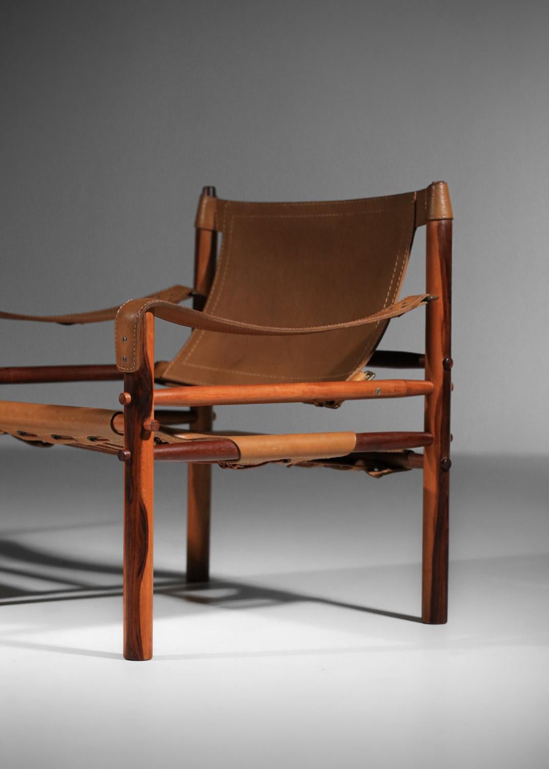 Pair of safari armchairs by Arne Norell in patinated leather and solid wood For Sale 2