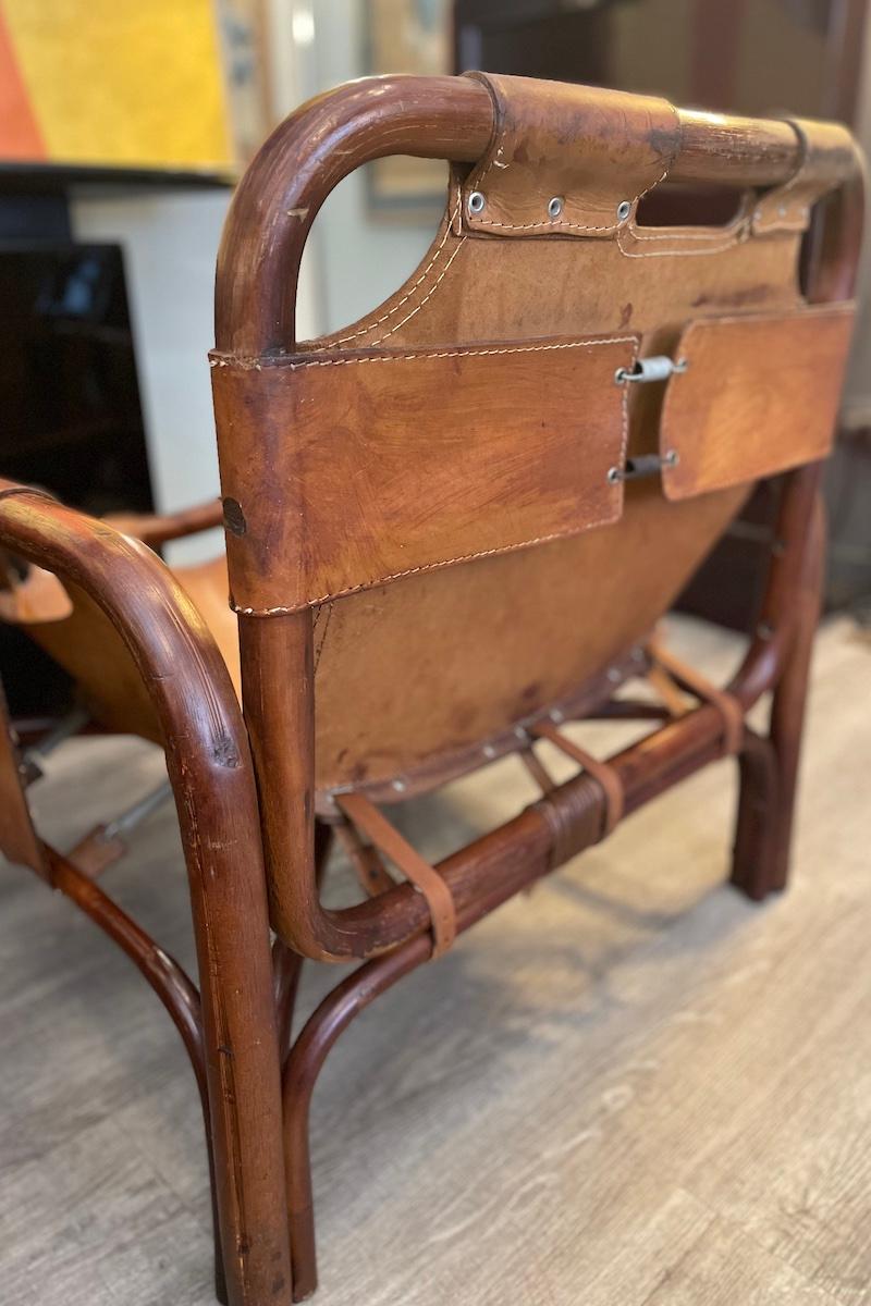 Paire de fauteuils Safari conçus par Tito Agnoli dans les années 1960. 
La structure est en bambou, tandis que l'assise et le dossier sont fabriqués en cuir, ce qui confère aux chaises une élégance naturelle et intemporelle.
Dimensions : 70 x 70 x H