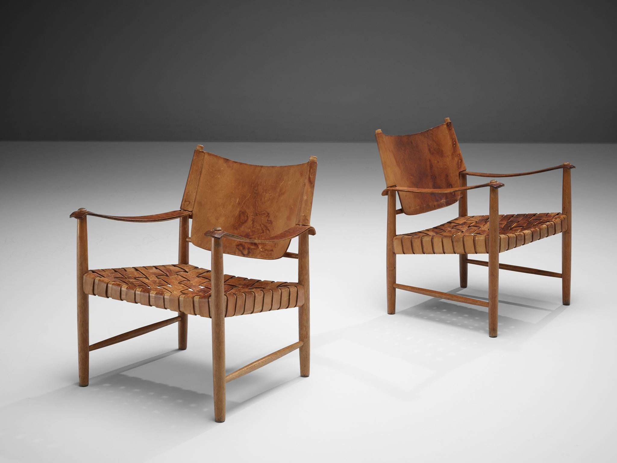 Paar Safari-Stühle aus cognacfarbenem Leder und Eiche  (Dänisch) im Angebot