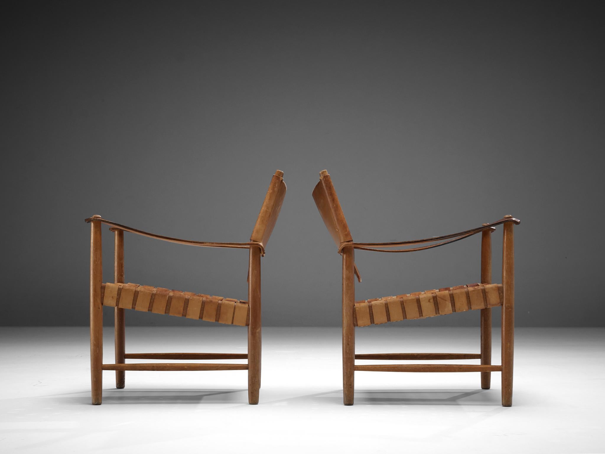 Paar Safari-Stühle aus cognacfarbenem Leder und Eiche  (Mitte des 20. Jahrhunderts) im Angebot
