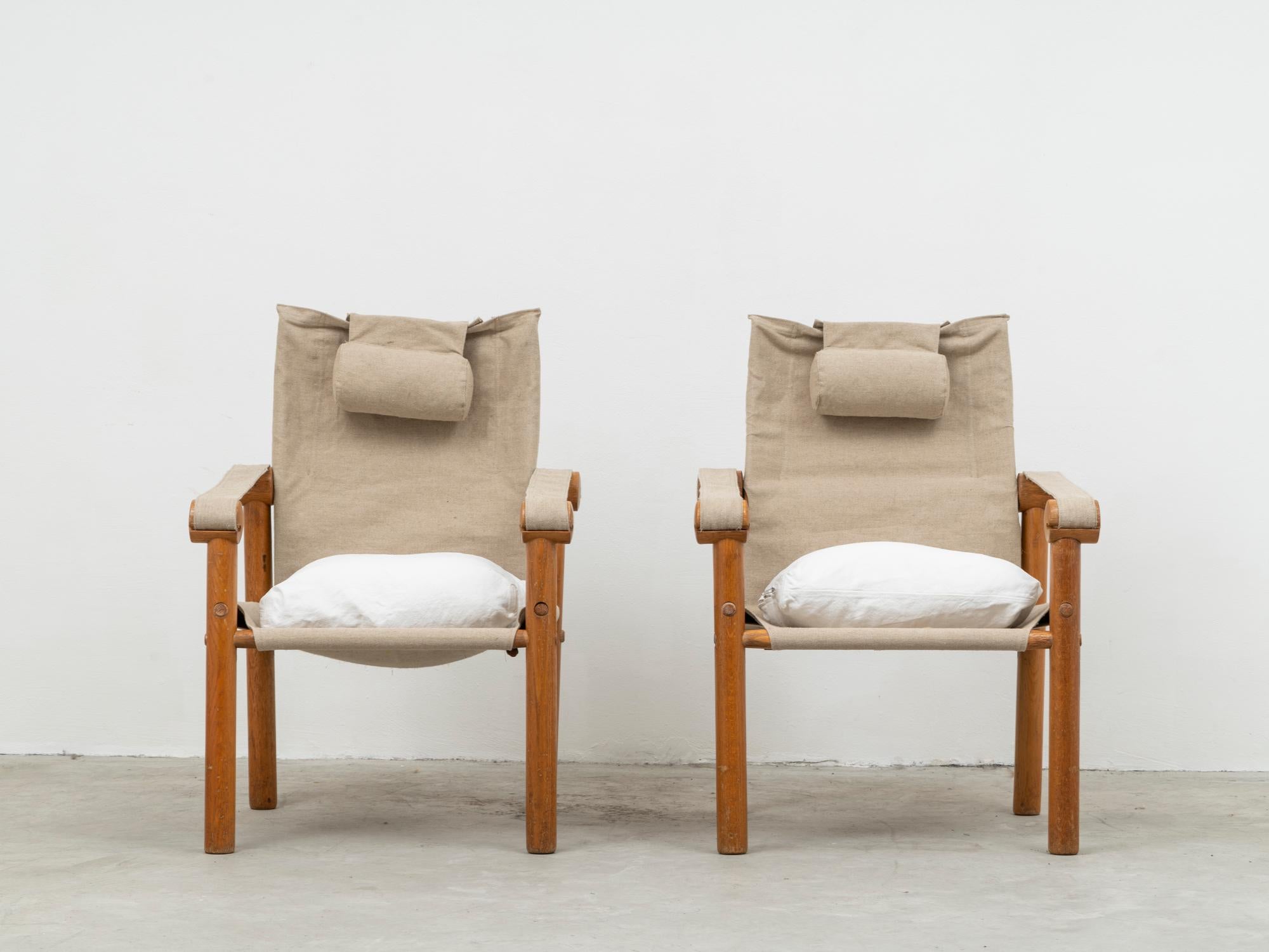 Cette paire de fauteuils fait partie des recherches menées par différents architectes et designers sur le fauteuil colonial classique 