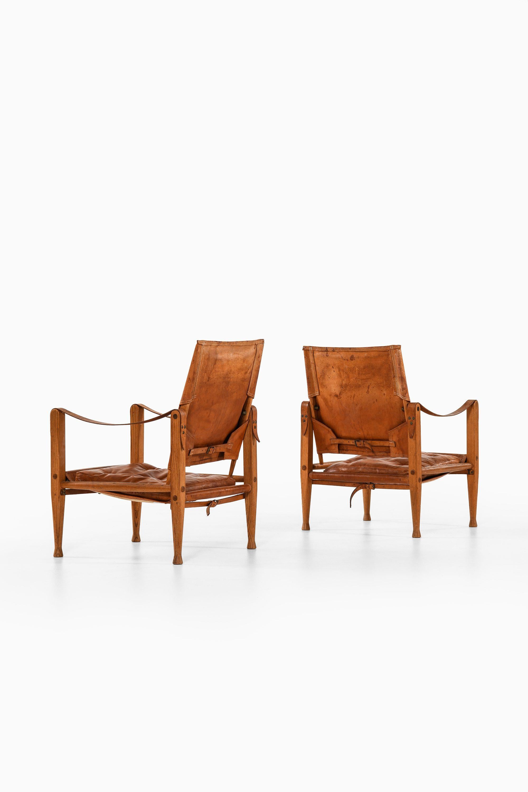 Ein Paar Safari-Sessel aus Esche, Messing und Leder von Kaare Klint, 1950er Jahre (Skandinavische Moderne) im Angebot